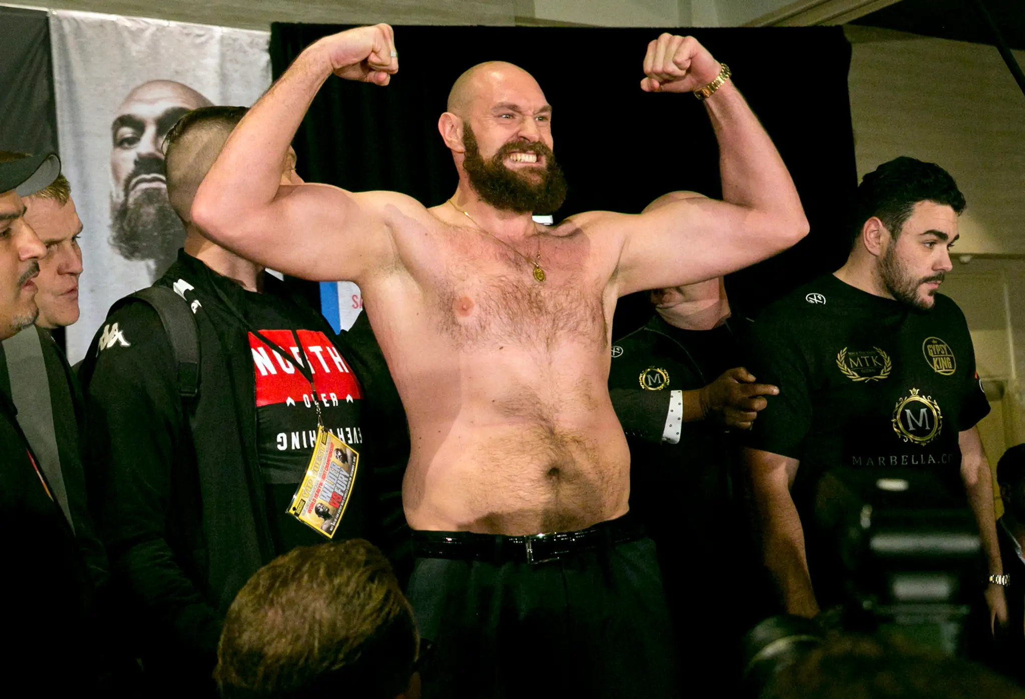 Tyson Fury reaguje na tlačovke pred duelom s Deontayom Wilderom.