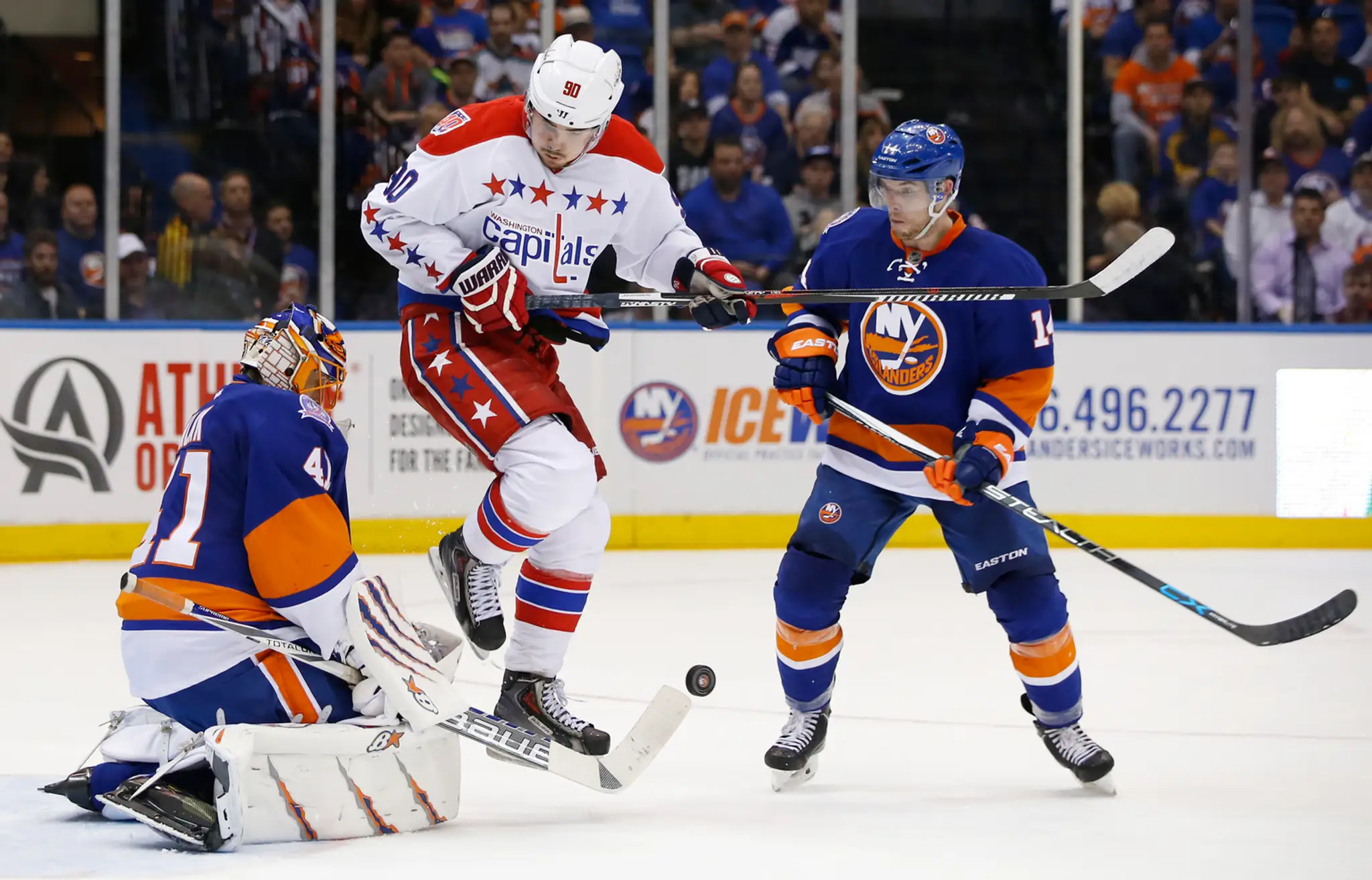 Slovenský brankár Islanders Jaroslav Halák a útočník Capitals Marcus Johansson.