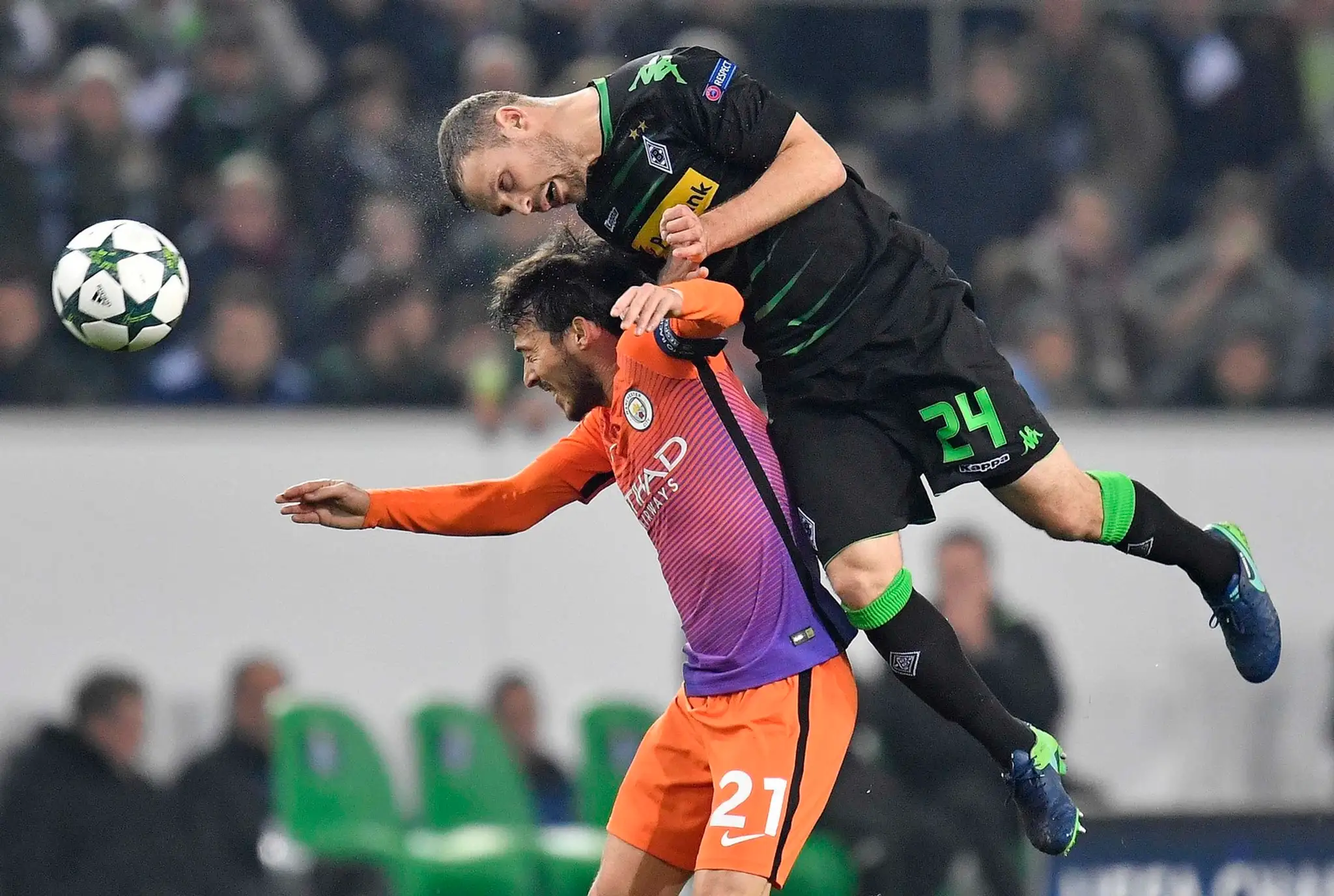 Tony Jantschke z Borussie Mönchengladbach hlavičkuje do lopty nad kapitánom Manchestru City Davidom Silvom v dueli LM.