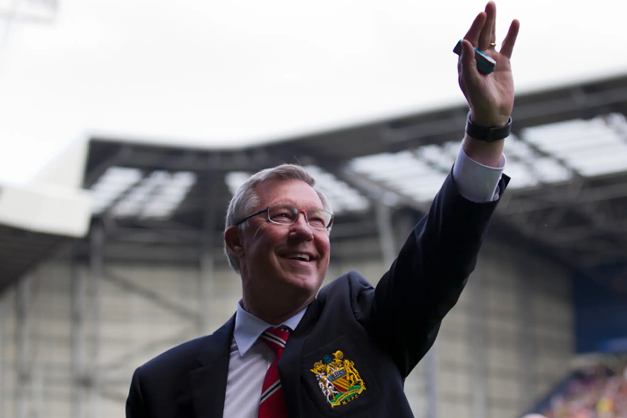 Sir Alex Ferguson máva fanúšikom pred jeho posledným zápasom. (19. mája 2013).