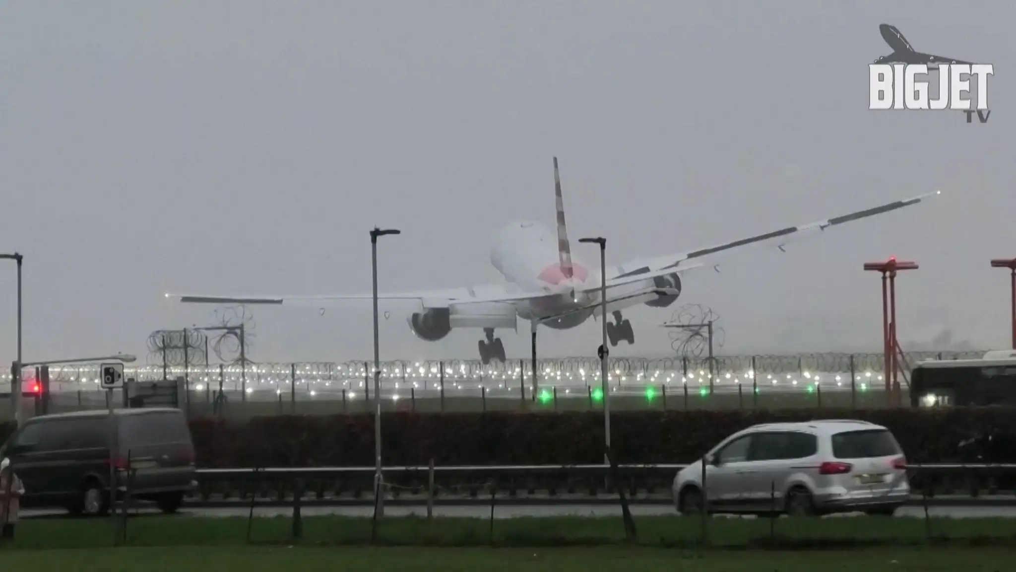 Lietadlo pristálo na letisku Heathrow v silnom vetre