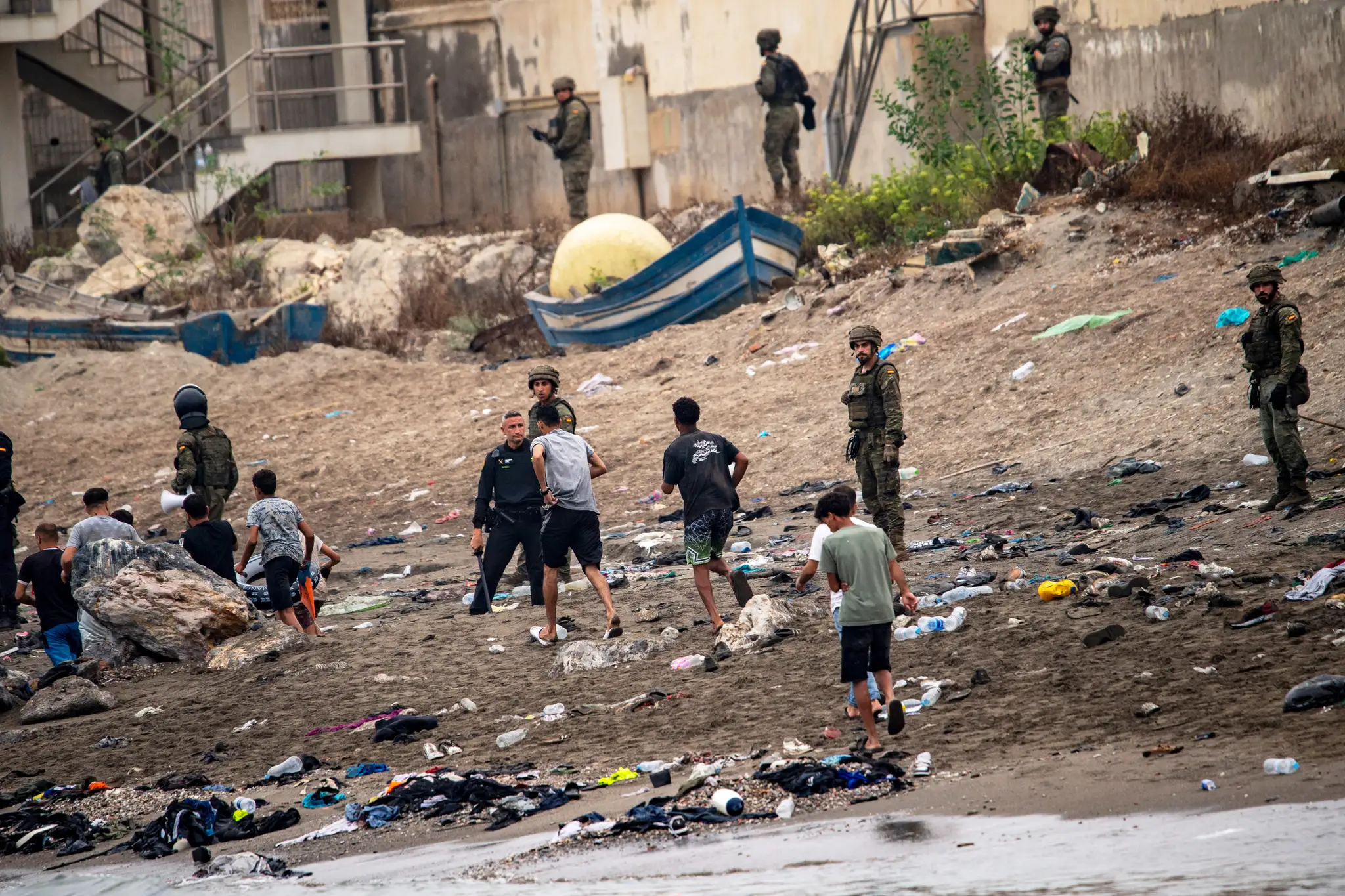Migranti prenikajú z Maroka do španielskej enklávy Ceuta v severnej Afrike