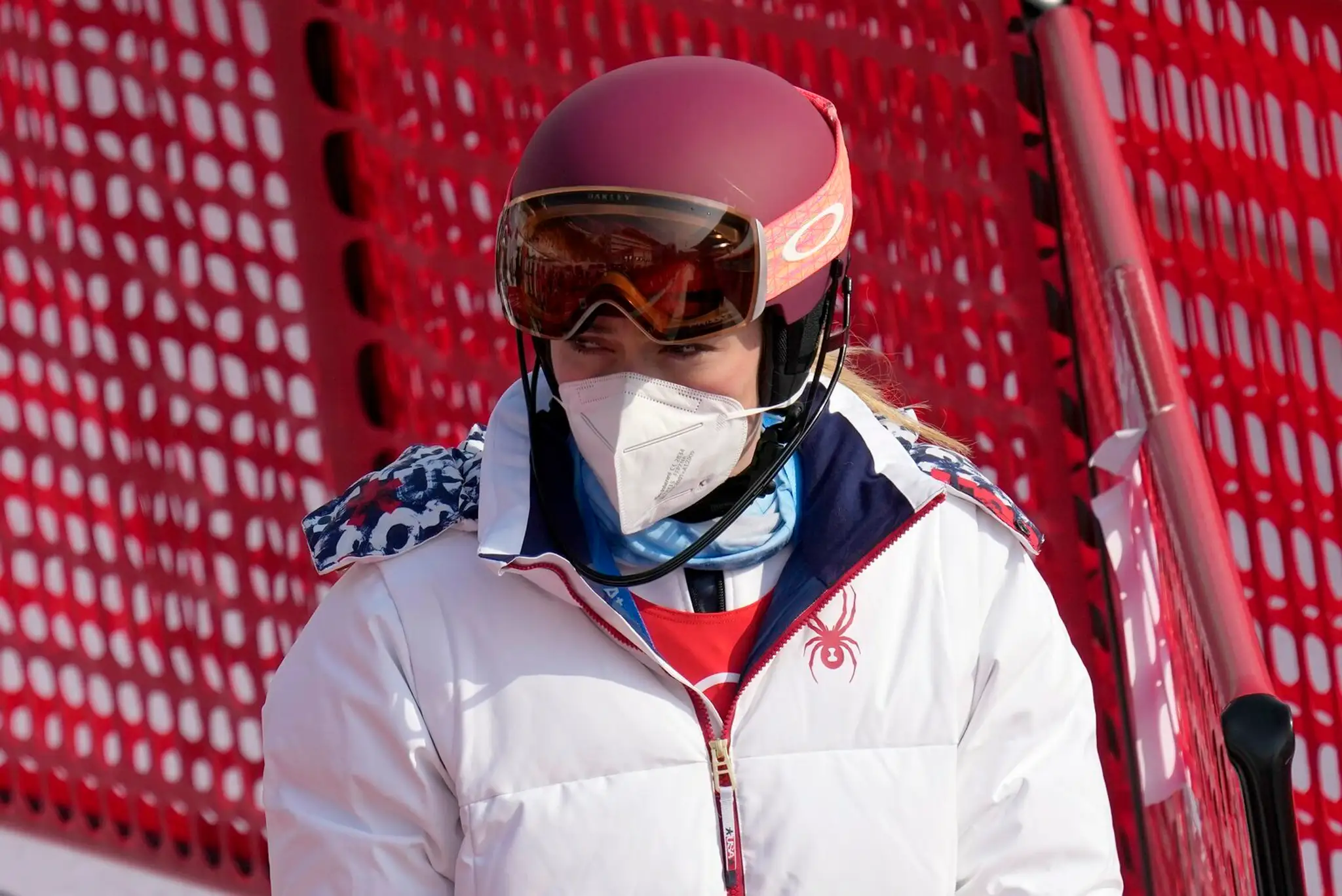Americká lyžiarka Mikaela Shiffrinová po vypadnutí v 1. kole slalomu na ZOH 2022.