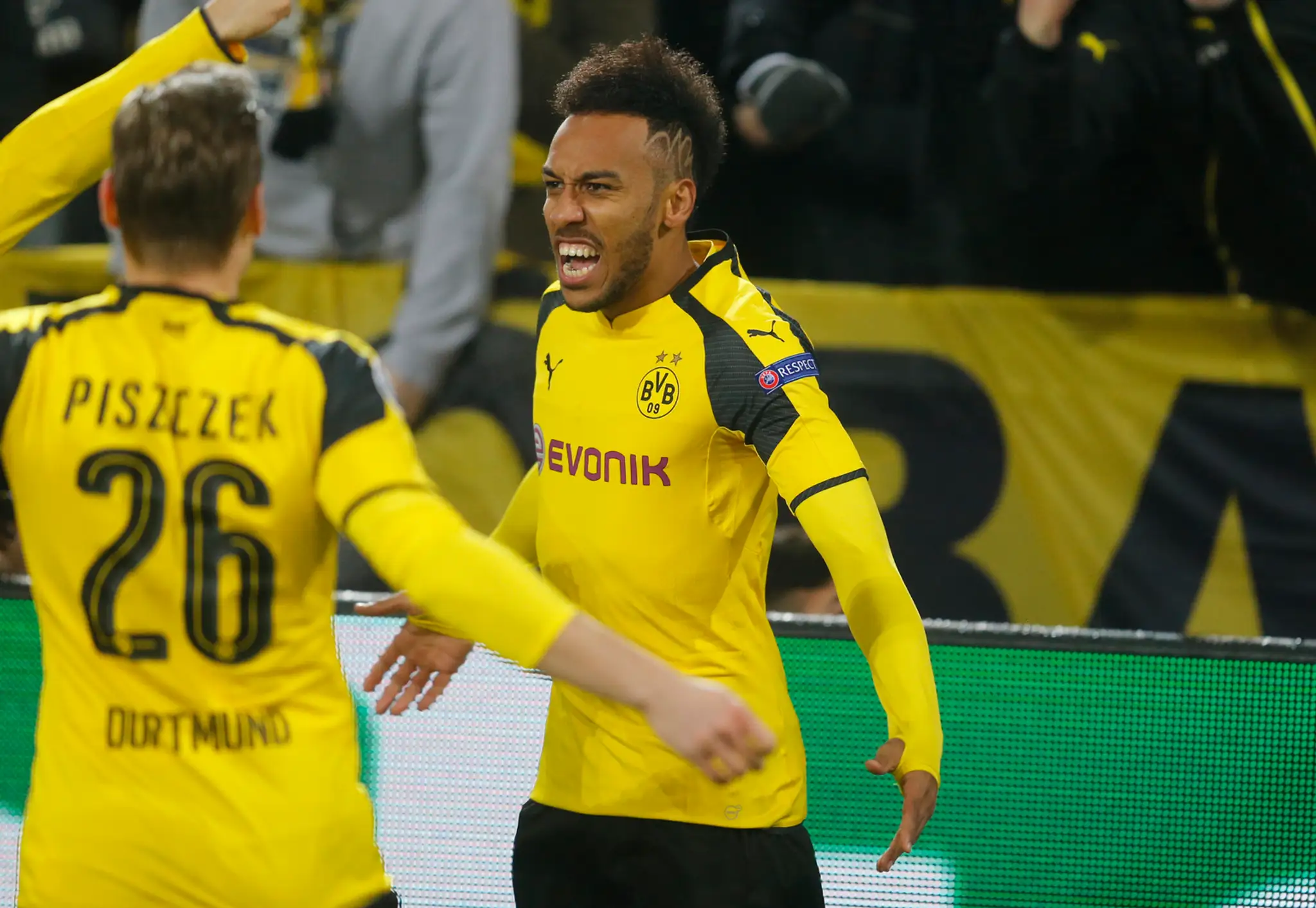 Pierre-Emerick Aubameyang z Dortmundu oslavuje gól v odvete osemfinále LM proti Benfice.