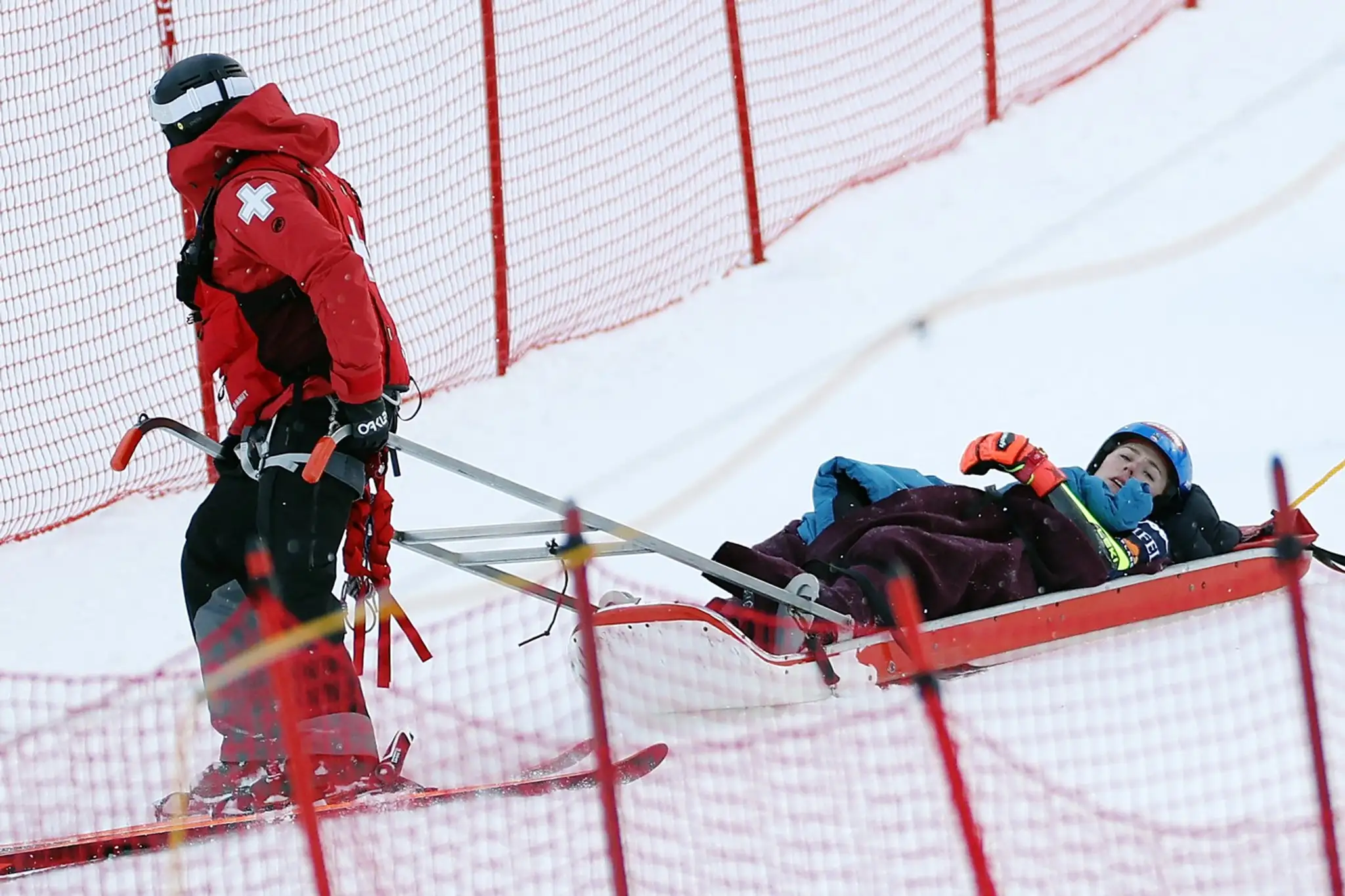 Shiffrinová v opatere záchranárskych jednotiek.