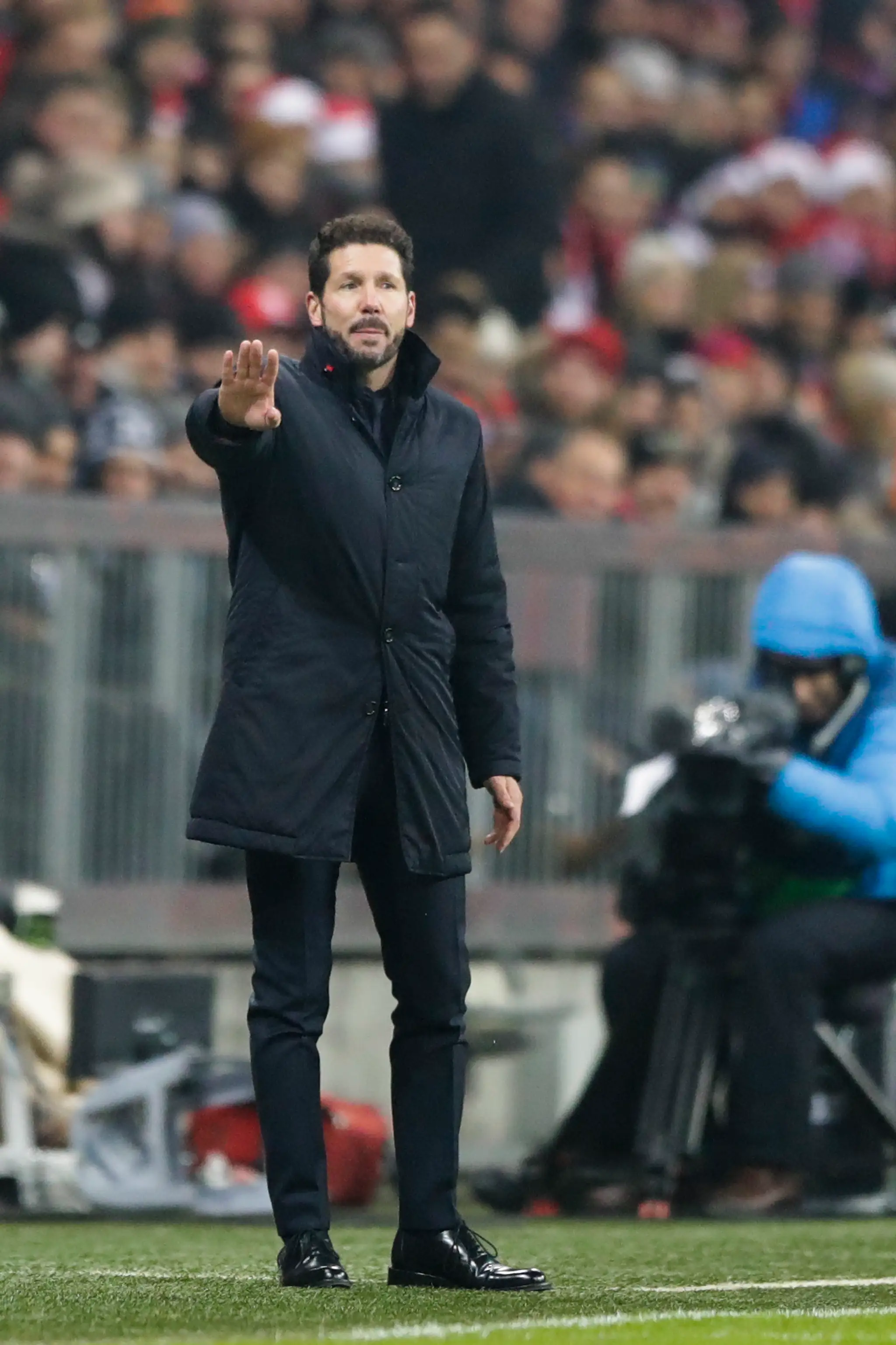 Tréner Diego Simeone usmerňuje hráčov v dueli LM na pôde Bayernu Mníchov.