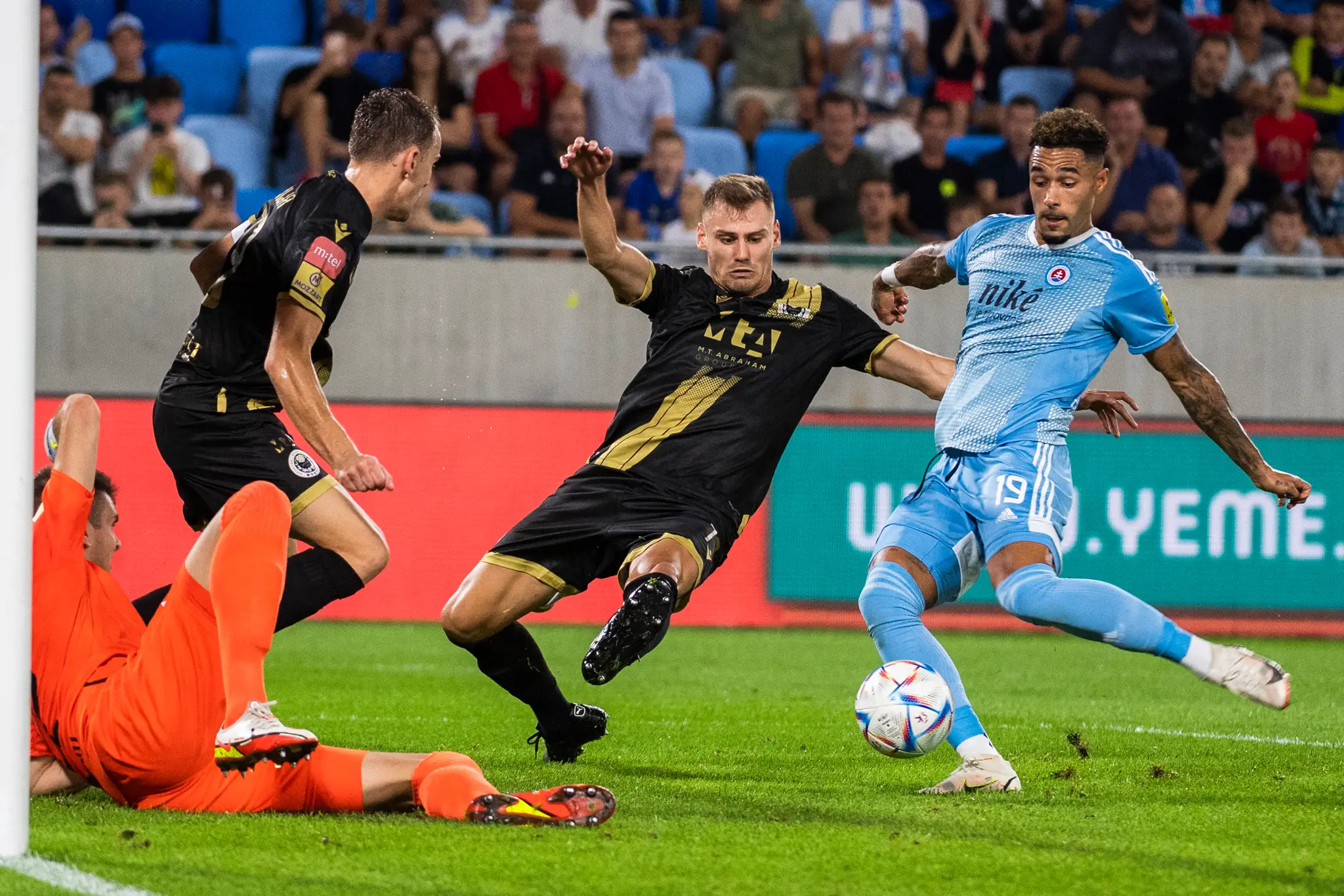Zľava Josip Čondrič, Nemanja Bilbija, Marin Magdič (všetci Mostar) a André Green (Slovan) v odvete play off Európskej konferenčnej ligy.