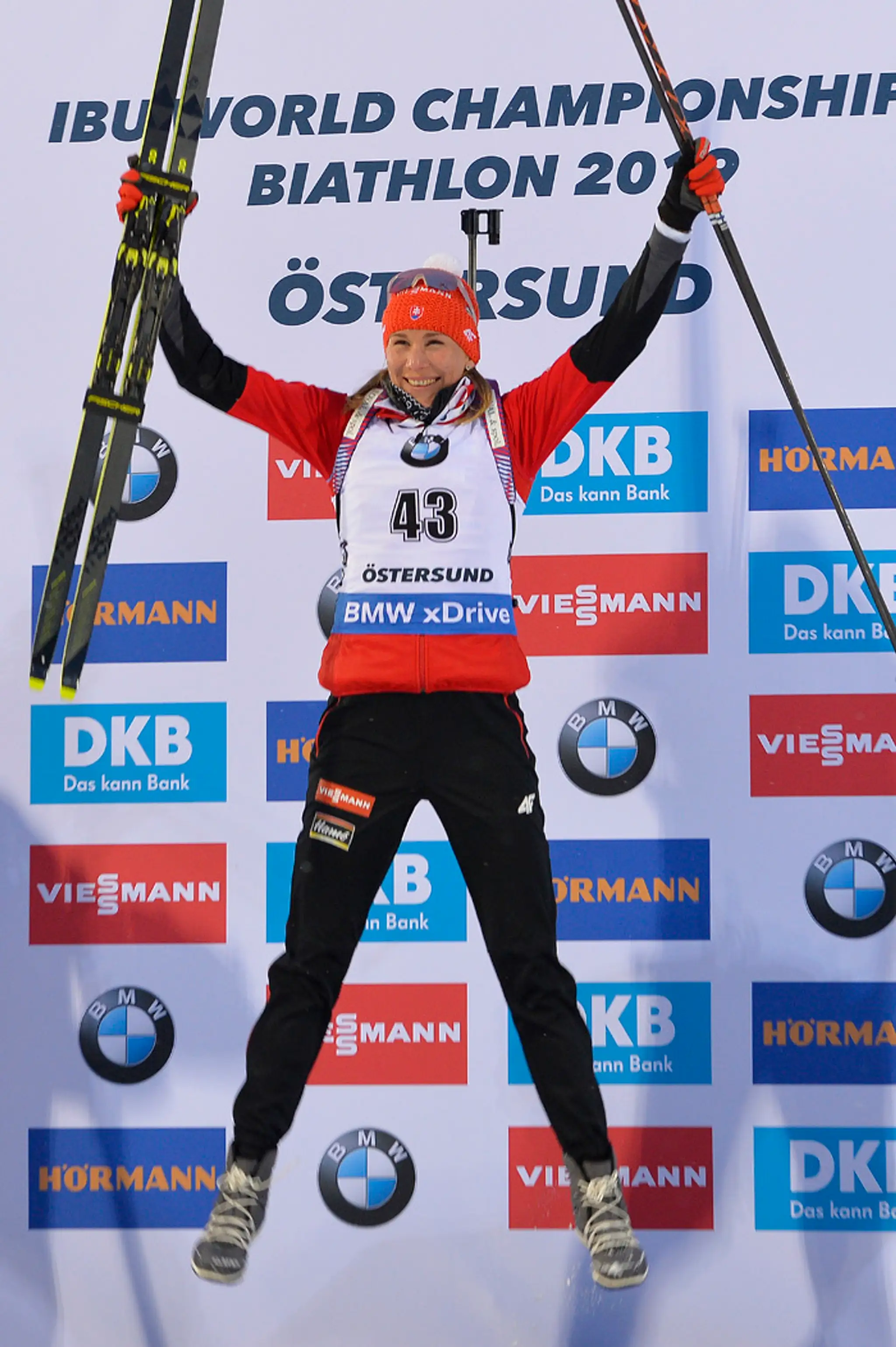 Zľava alpské lyžiarky Mikaela Shiffrinová a Petra Vlhová reagujú po obrovskom slalome v Špindlerovom Mlyne.