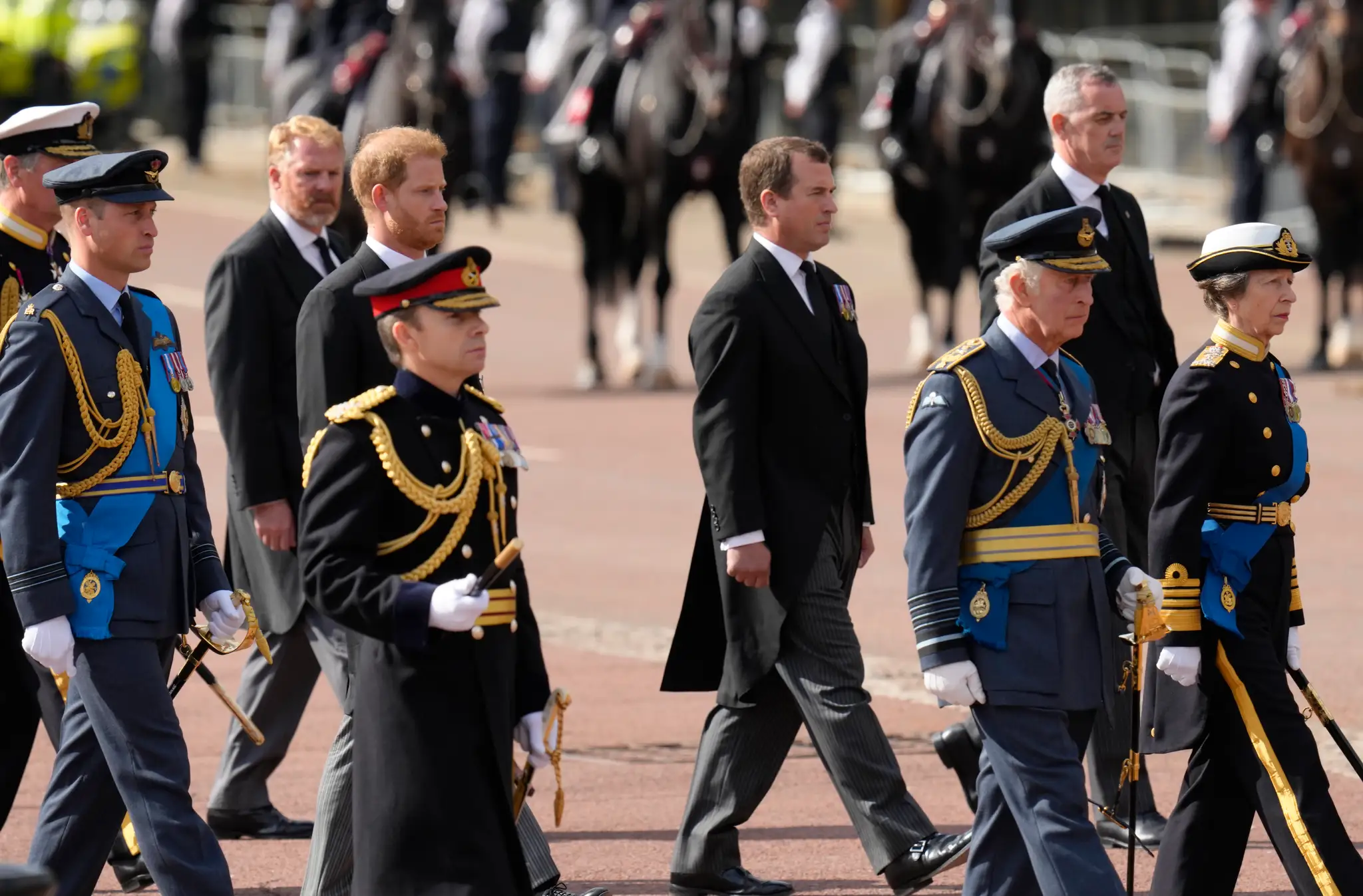 Starší členovia kráľovskej rodiny kráčajúci za rakvou zosnulej britskej kráľovnej ALžbety ll.