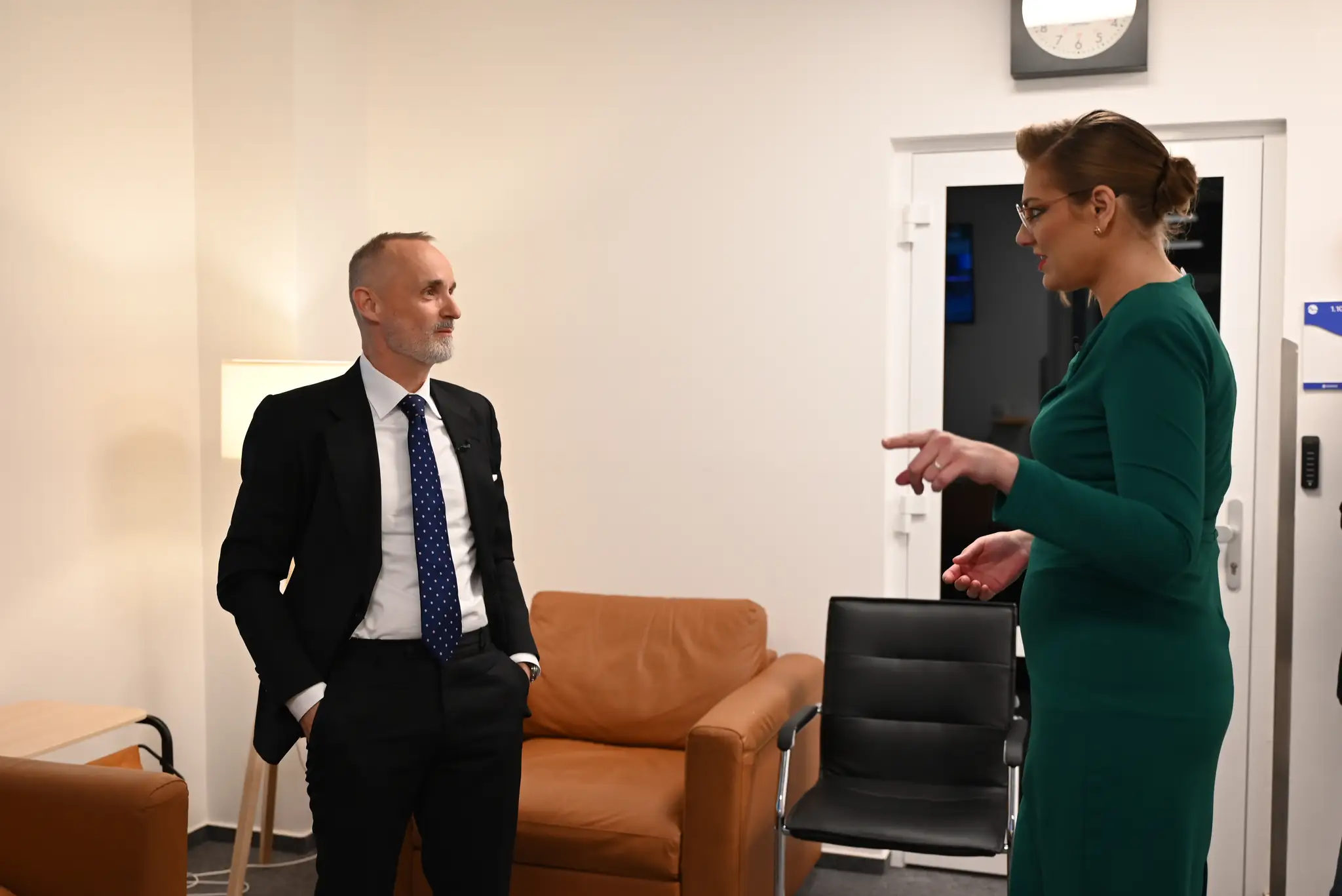 Poslanec Tomáš Valášek z Progresívneho Slovenska a moderátorka relácie Na telo Karolína Lacová