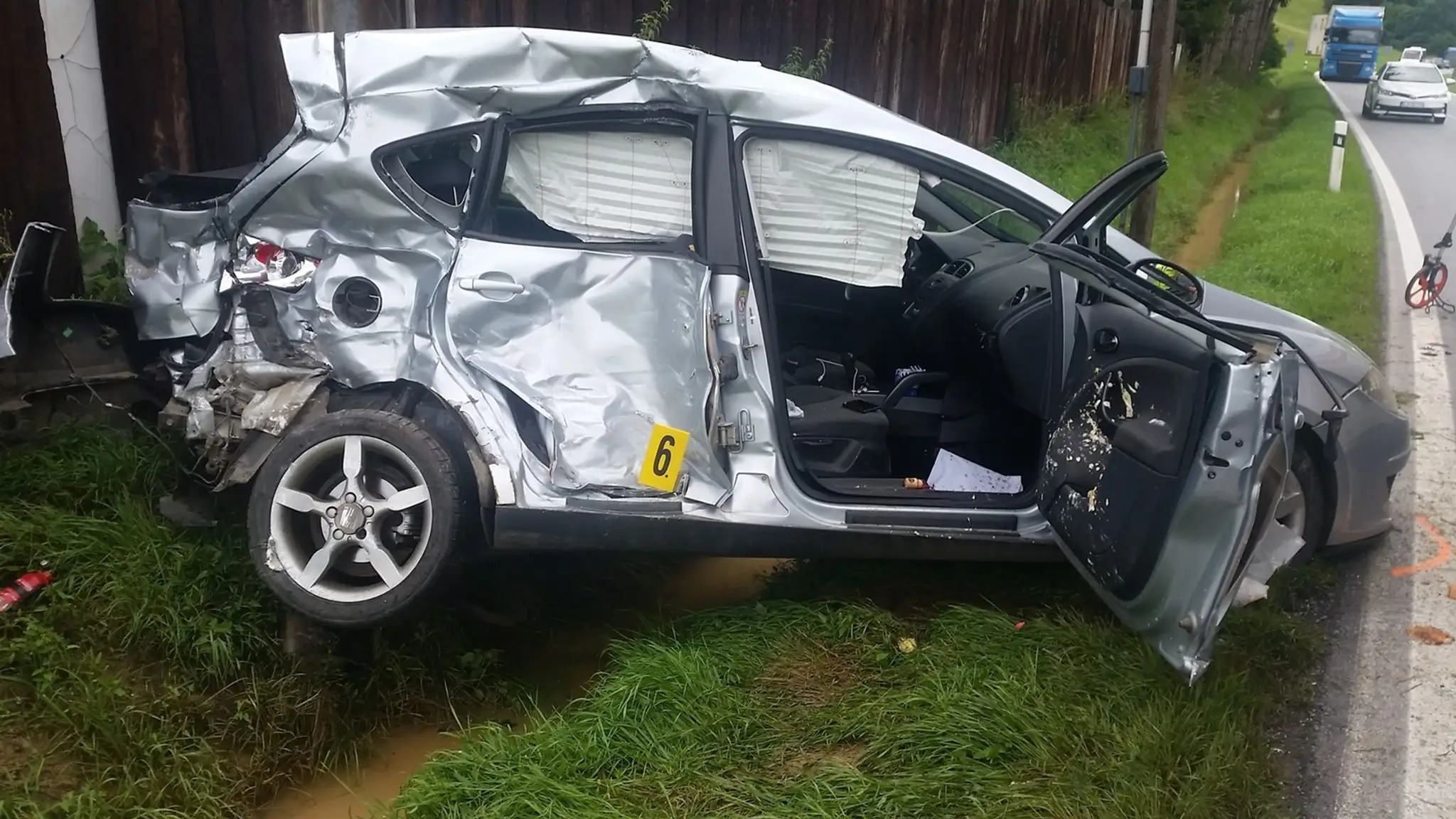 Auto po nehode v obci Komárov.