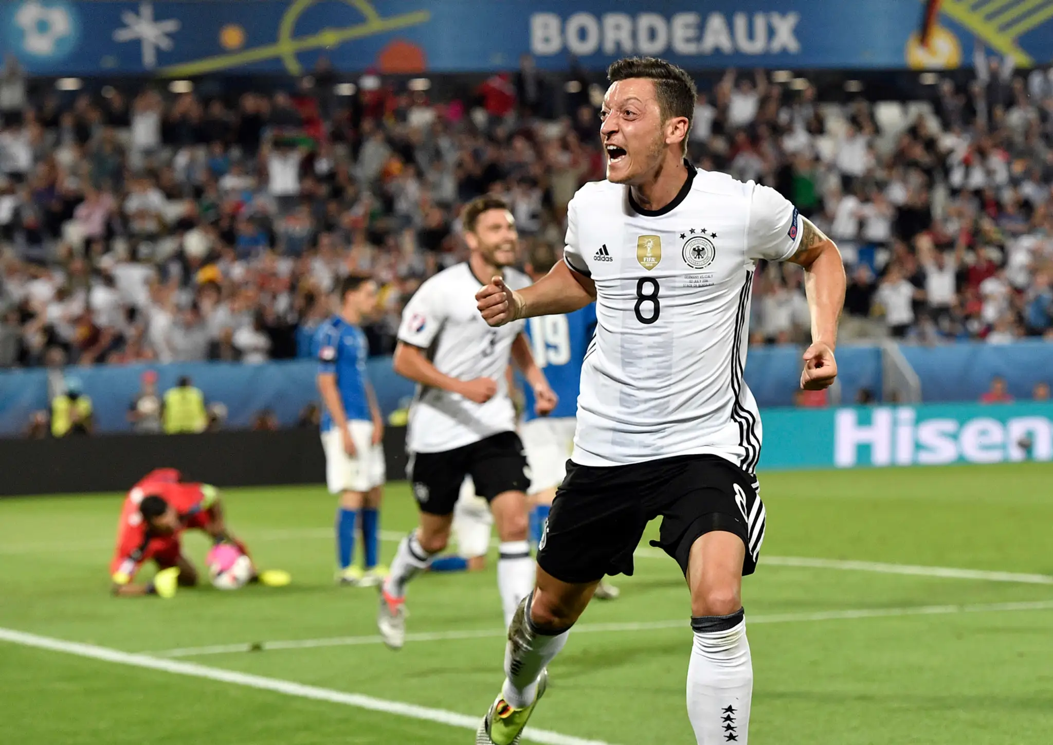 Nemecký futbalista Mesut Özil sa teší po strelení úvodného gólu vo štvrťfinálovom zápase ME Nemecko - Taliansko.