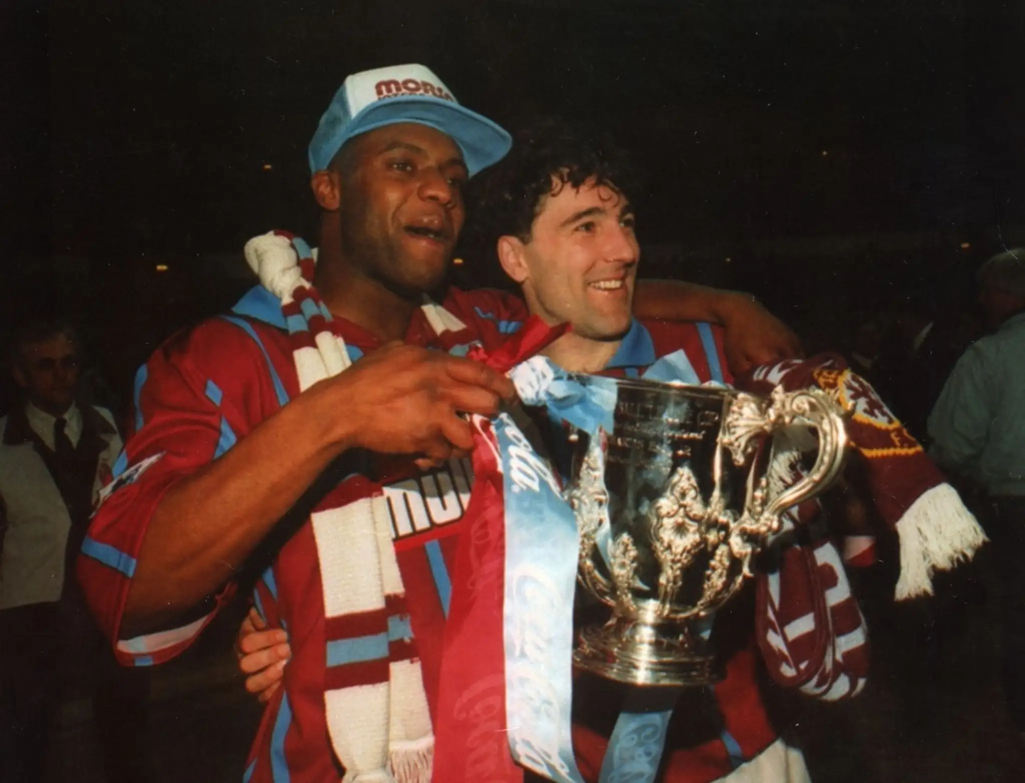 Dalian Atkinson oslavuje zisk Ligového pohára.