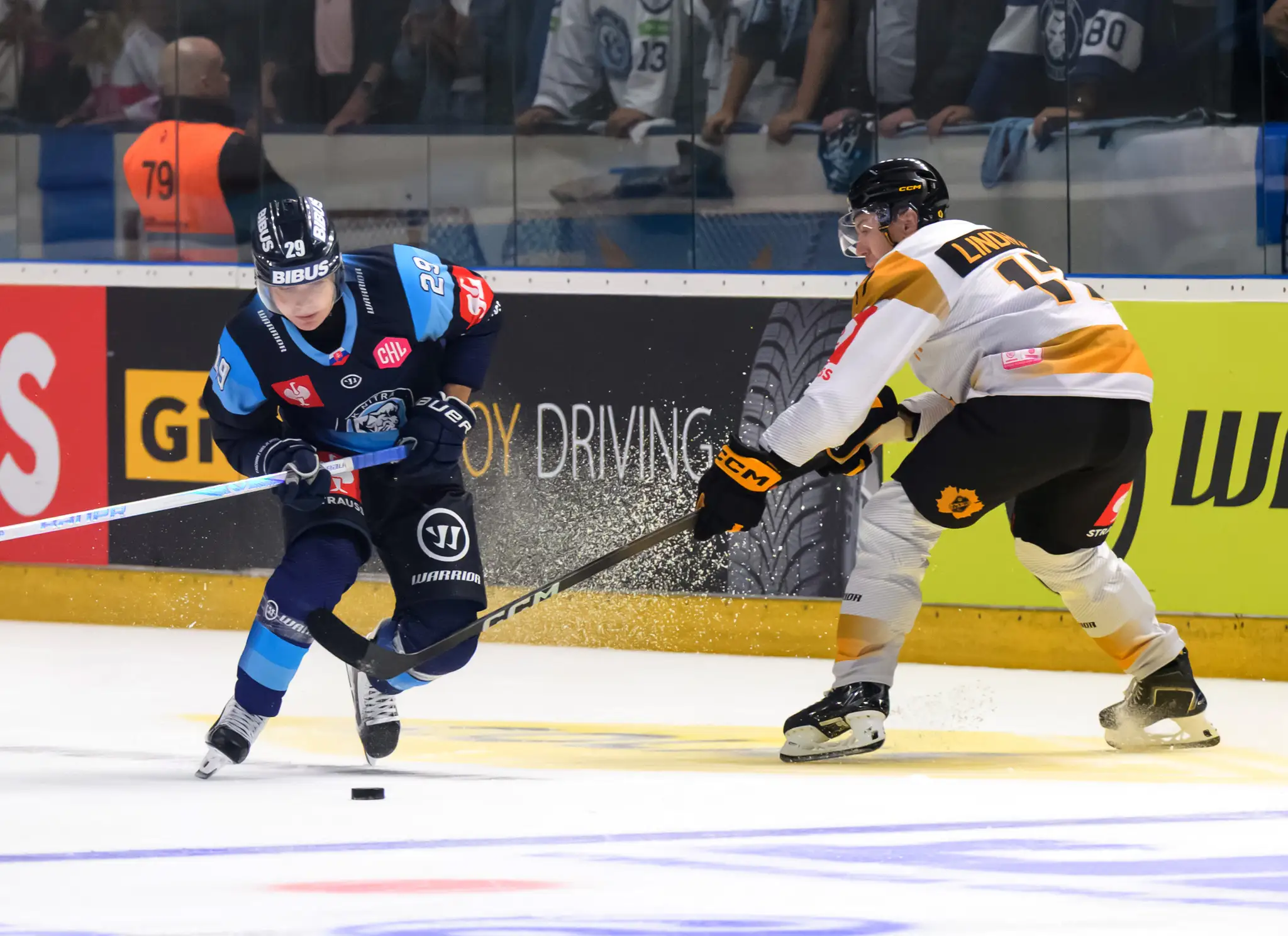 Na snímke zľava Tomáš Chrenko (Nitra) a Par Lindholm (Skelleftea).