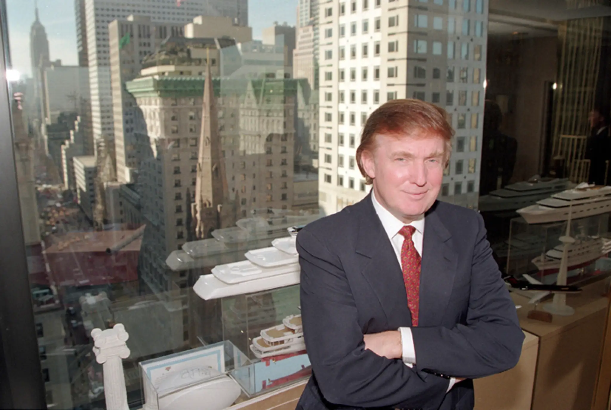 Na snímke z 25. októbra 1996 realitný magnát Donald Trump pred pracovňou v newyorskej štvrti Manhattan.