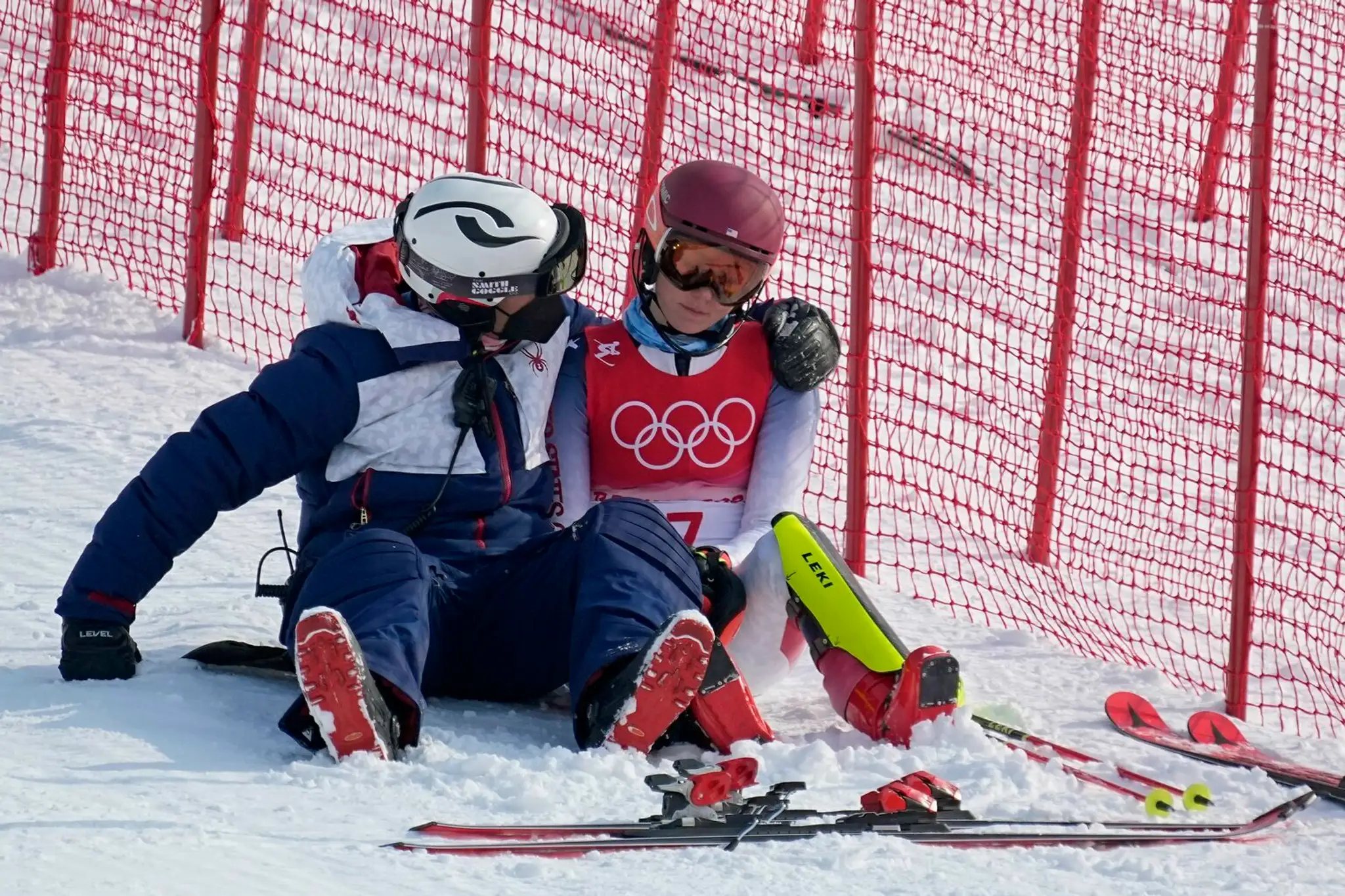 Američanka Mikaela Shiffrinová s trénerom po vypadnutí v 1. kole slalomu na ZOH 2022.