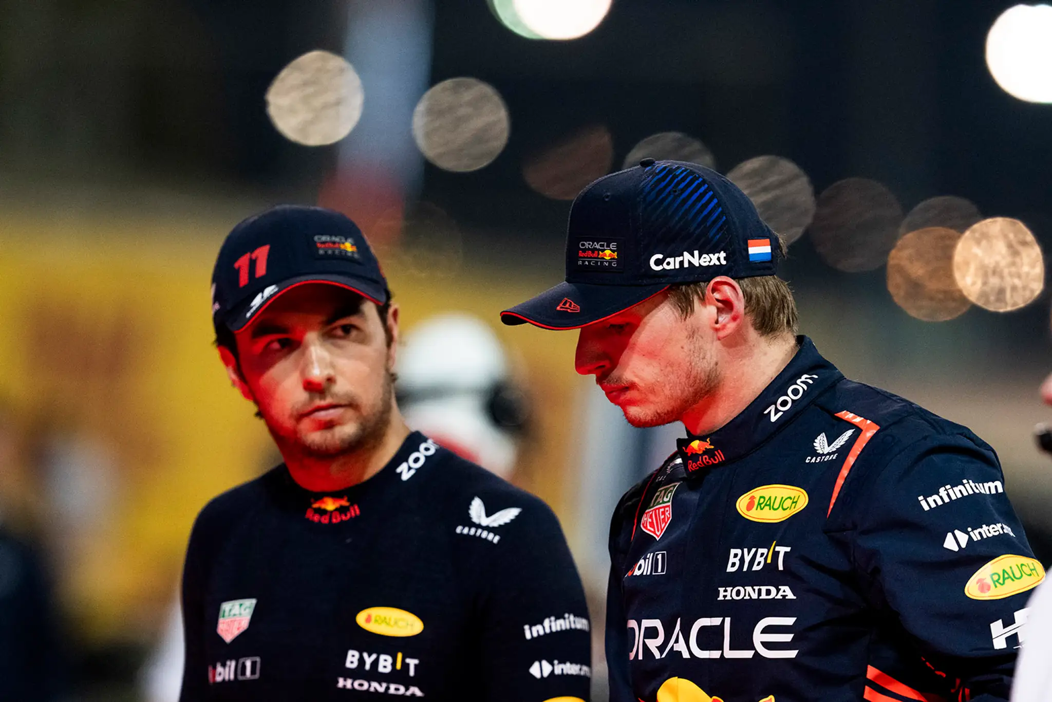 Piloti Red Bullu Sergio Pérez a Max Verstappen