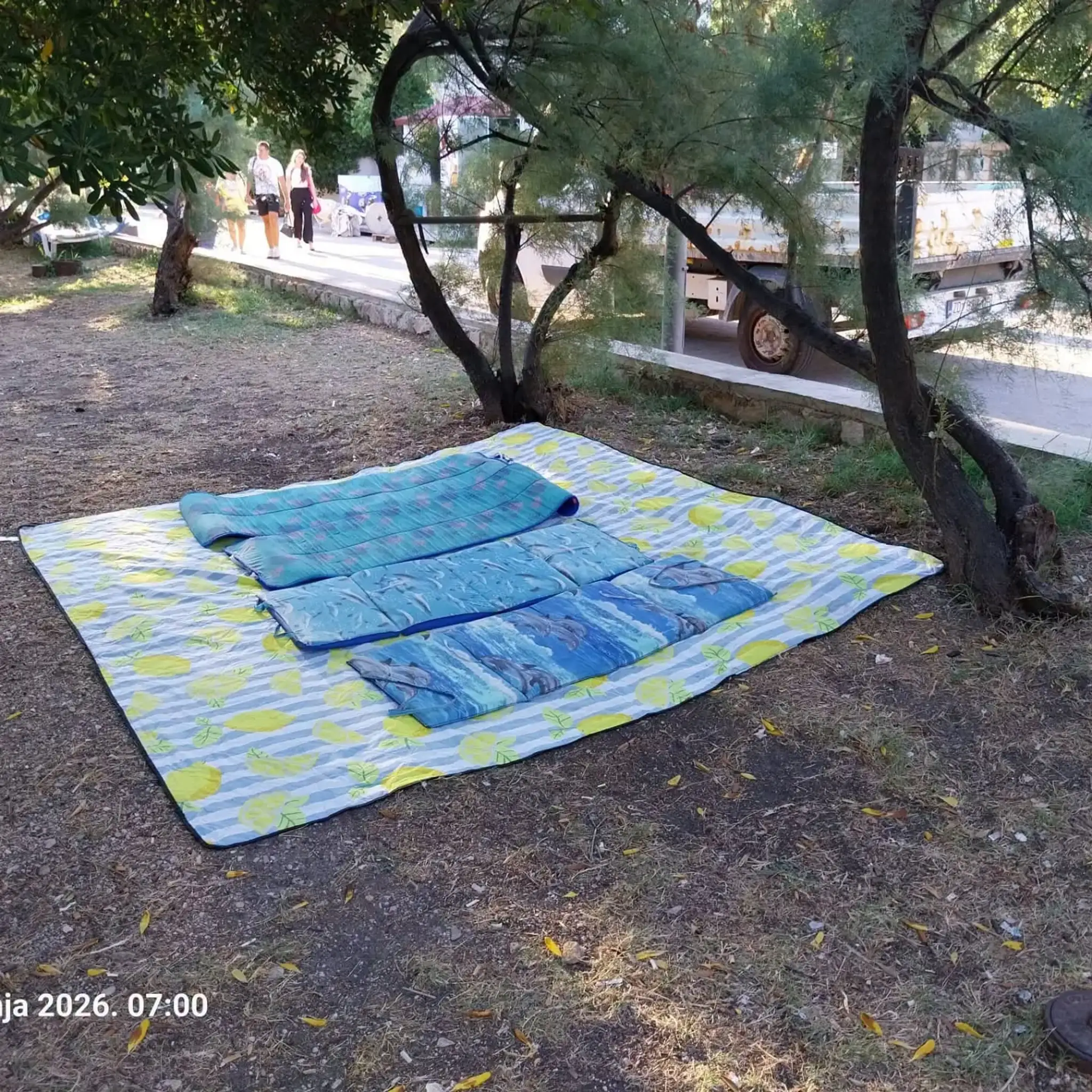 Z verejných priestranstiev odpratávajú uteráky, ležadlá a iné veci, ktoré si tam turisti nechávajú