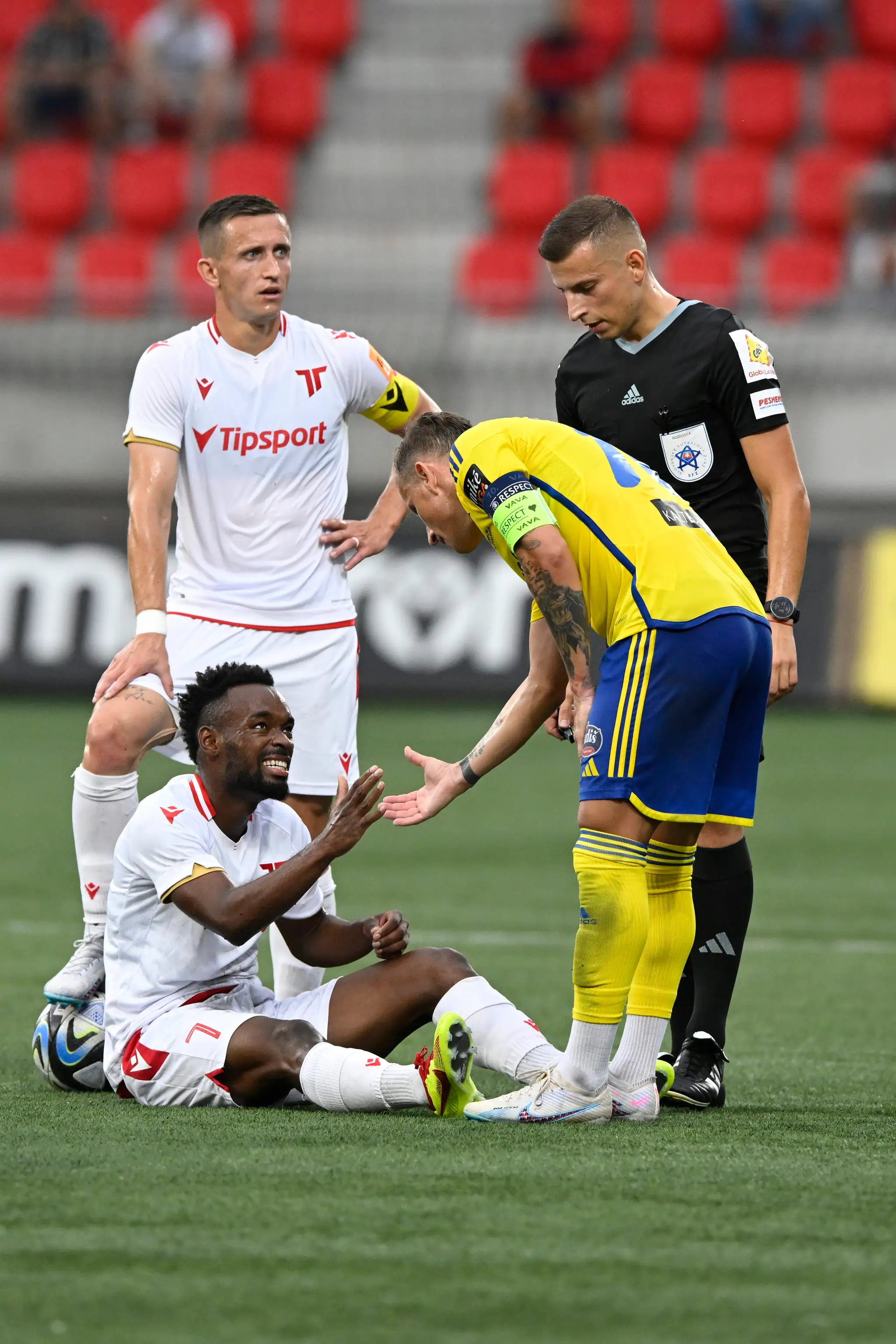 Zľava Damián Bariš (AS Trenčín), Eynel Soares (AS Trenčín) a Igor Žofčák (Michalovce) v zápase 2. kola Niké ligy.