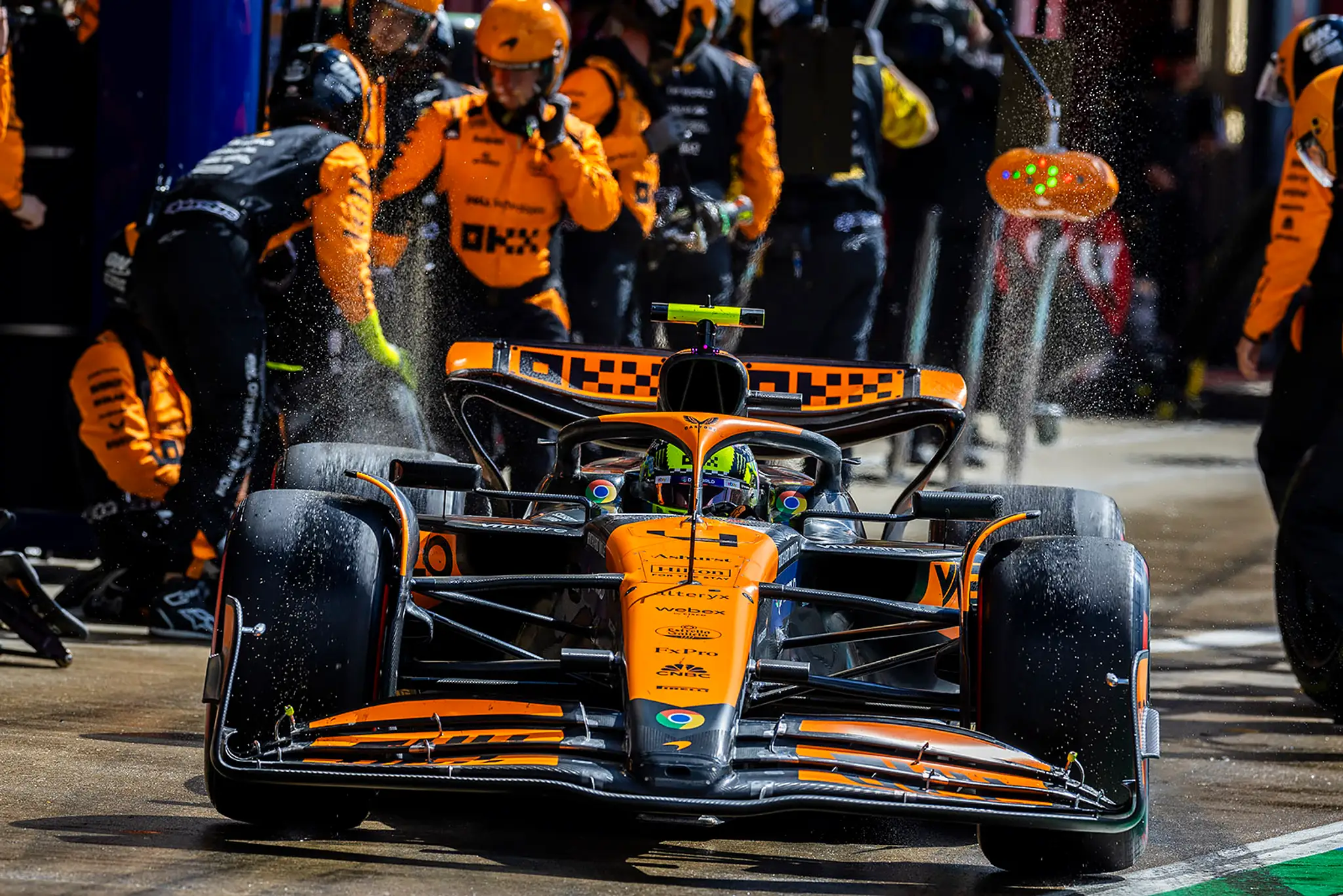 Lando Norris vychádza na trať.
