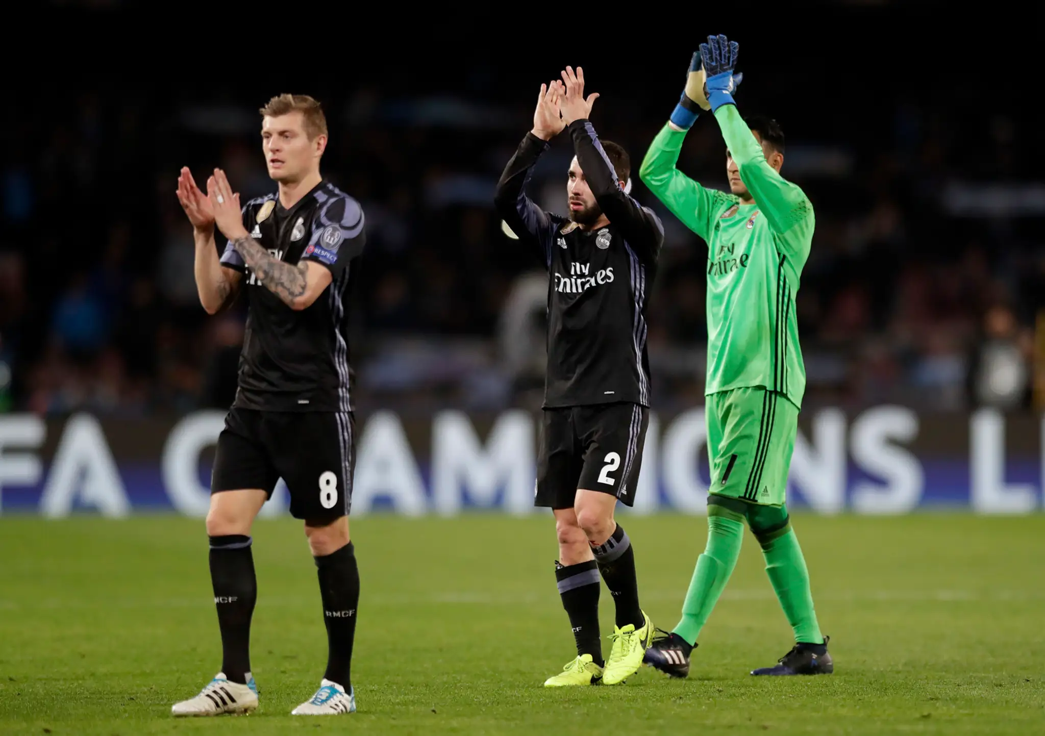 Hráči Realu Madrid, zľava Toni Kroos, Dani Carvajal a Keylor Navas ďakujú priaznivcom po postupe do štvrťfinále LM.