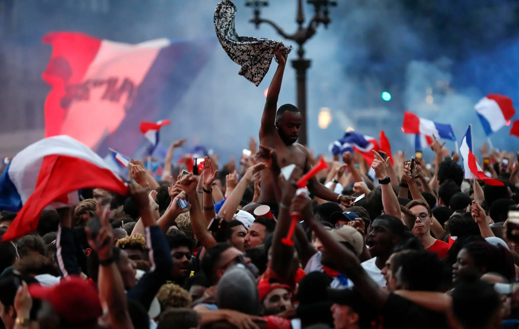 Parížania jasajú po postupe francúzského tímu do finále MS 2018.
