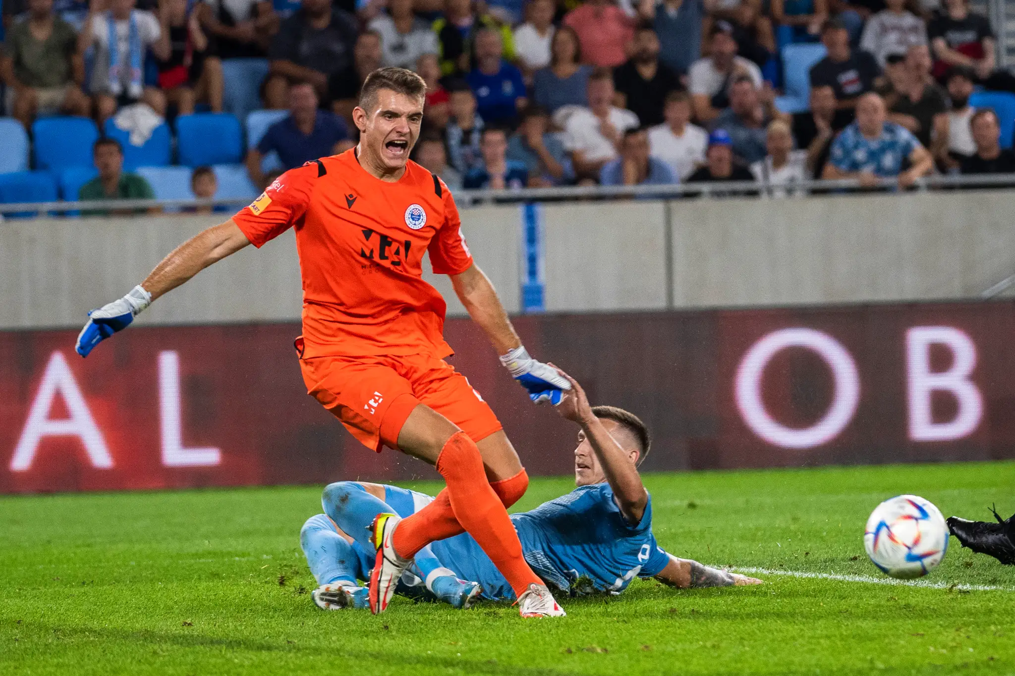 Zľava Josip Čondrič (Mostar) a Ivan Šaponjič (Slovan) v odvete play off Európskej konferenčnej ligy.