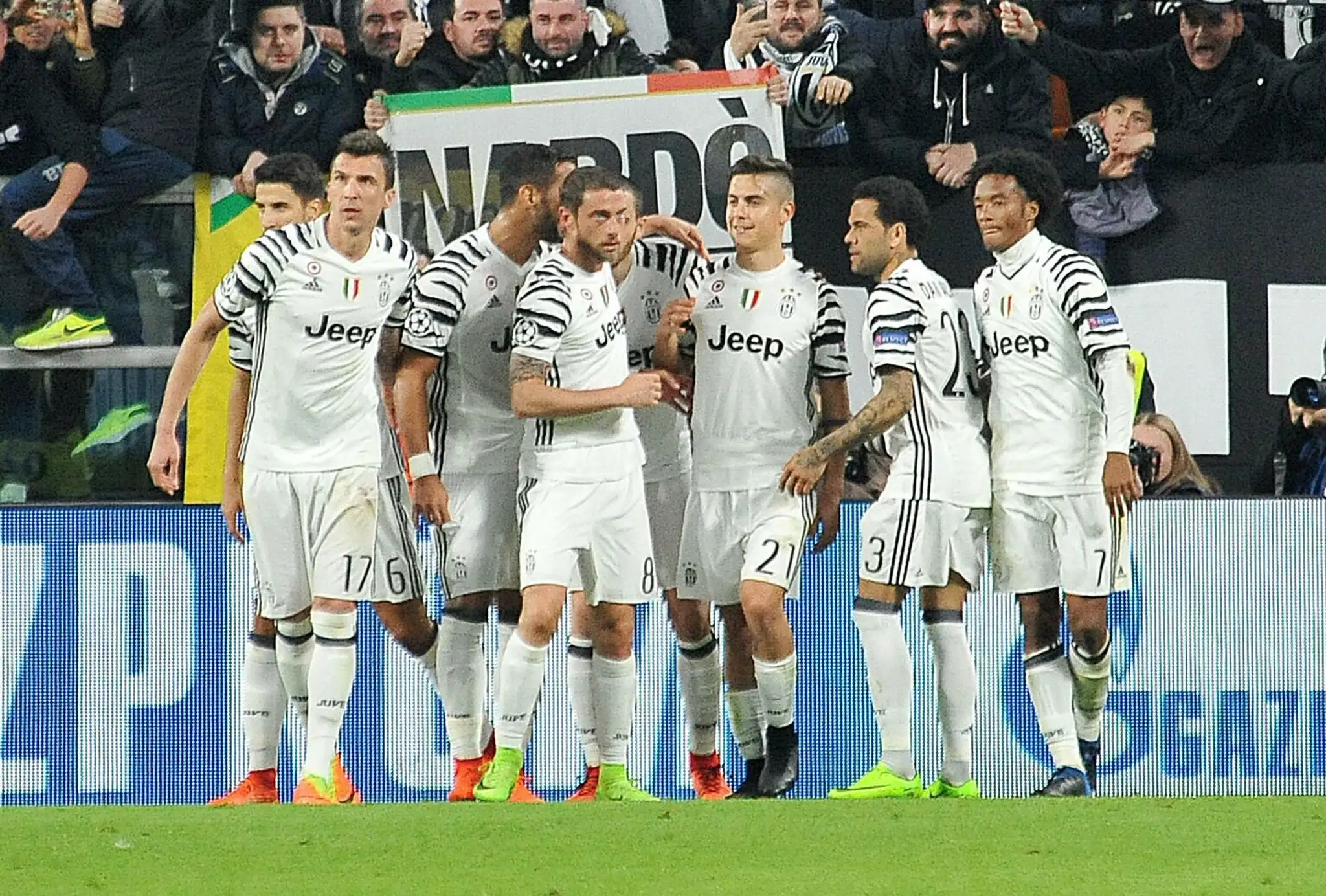 Radosť hráčov Juventusu po góle v sieti Porta v odvete osemfinále LM.