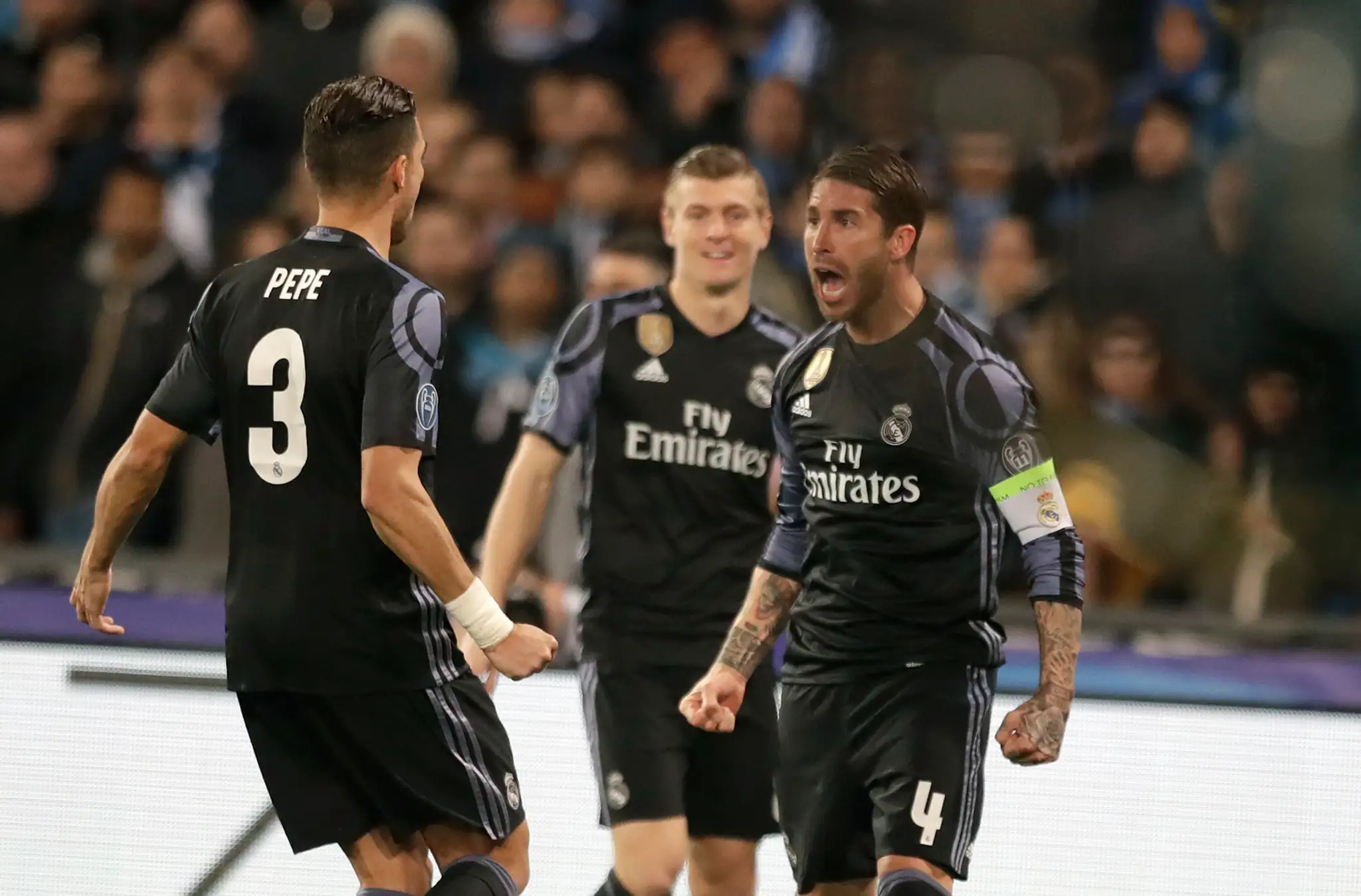 Sergio Ramos (vpravo) oslavuje gól so spoluhráčom z Realu Madrid Pepem v osemfinále LM.