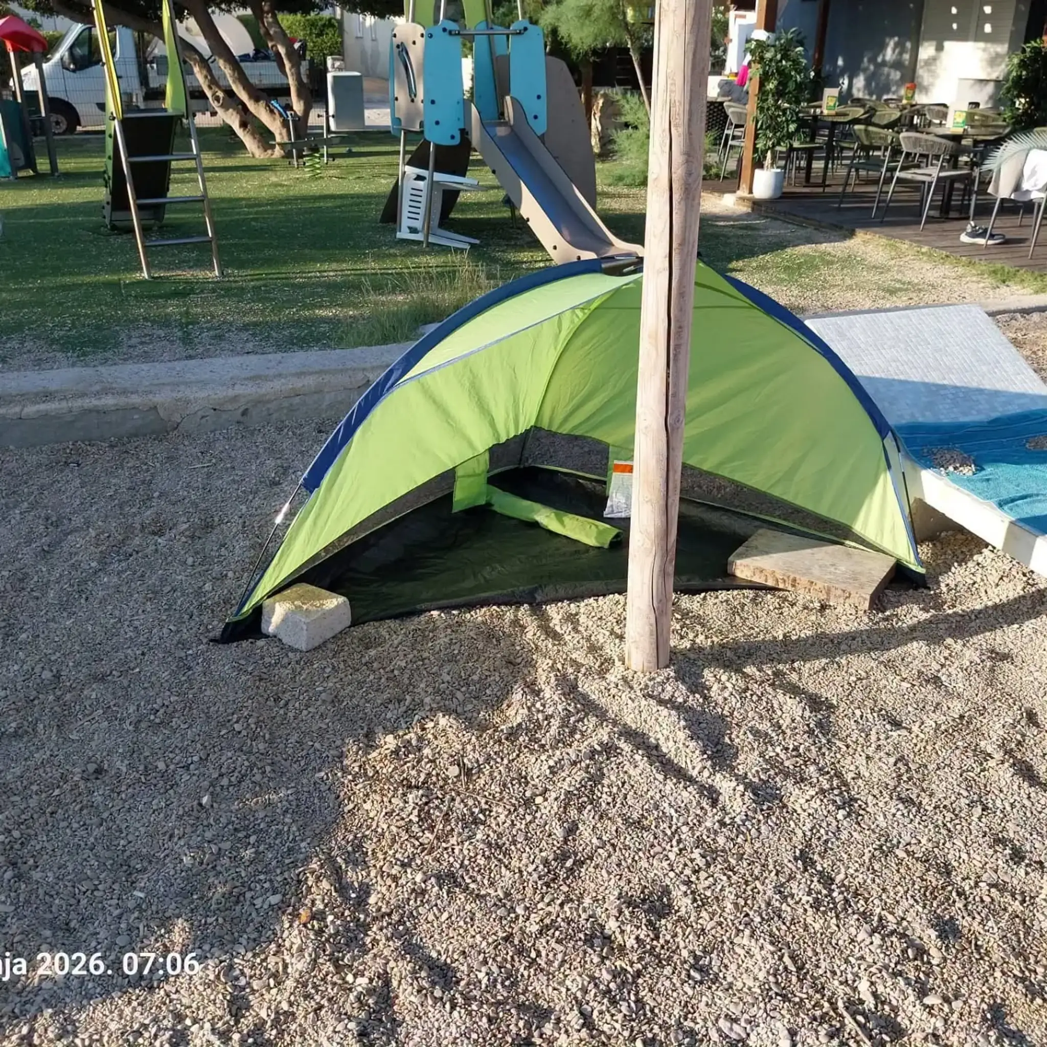Z verejných priestranstiev odpratávajú uteráky, ležadlá a iné veci, ktoré si tam turisti nechávajú