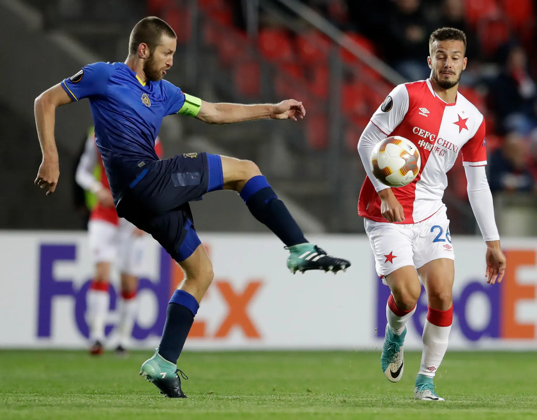 Sheran Yeini (vľavo) z Maccabi Tel Avivu bojuje v dueli EL o loptu s Jakubom Hromadom zo Slavie Praha.