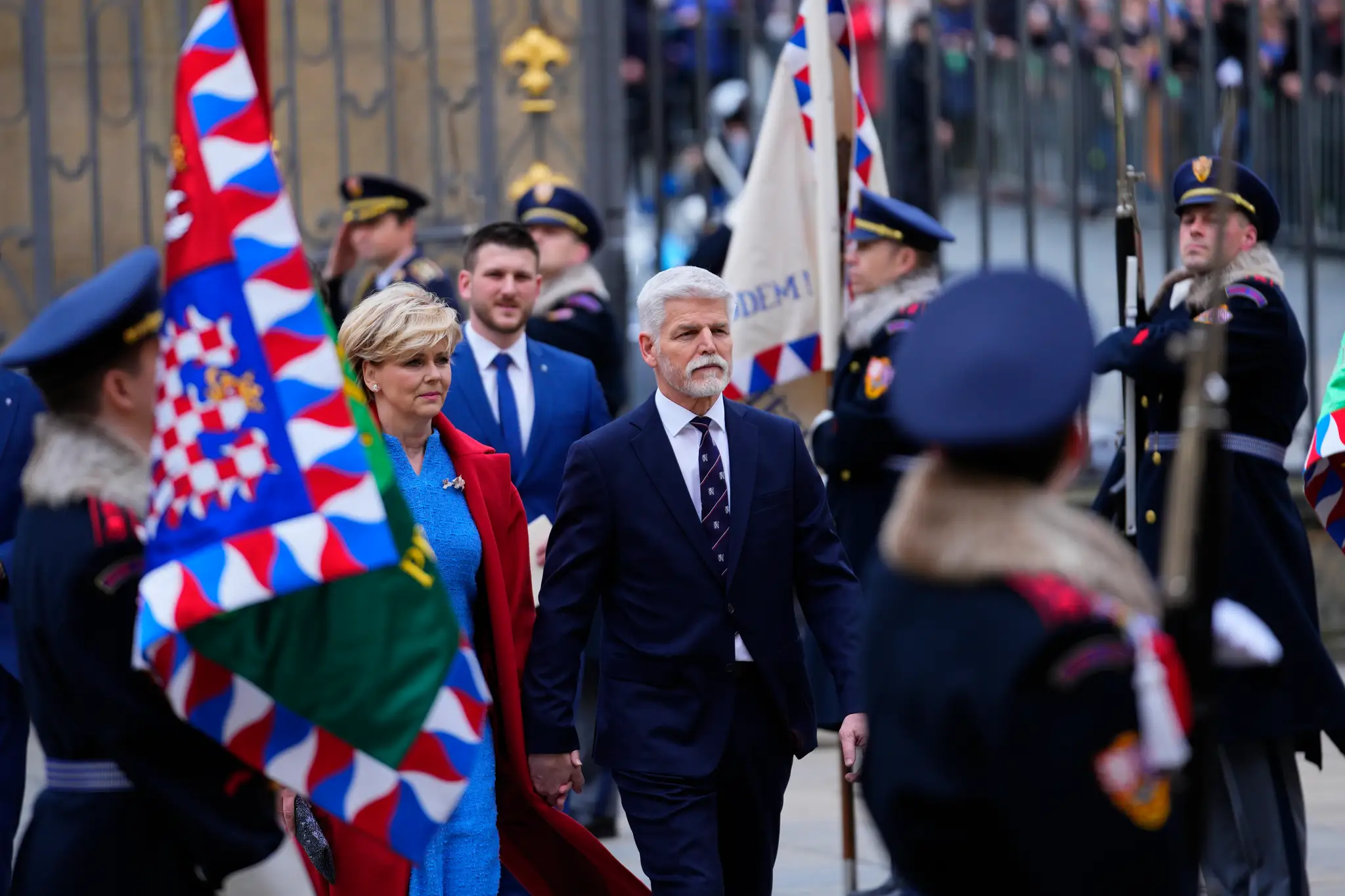 Český novozvolený prezident Petr Pavel so svojou manželkou Evou prichádza na Pražský hrad.