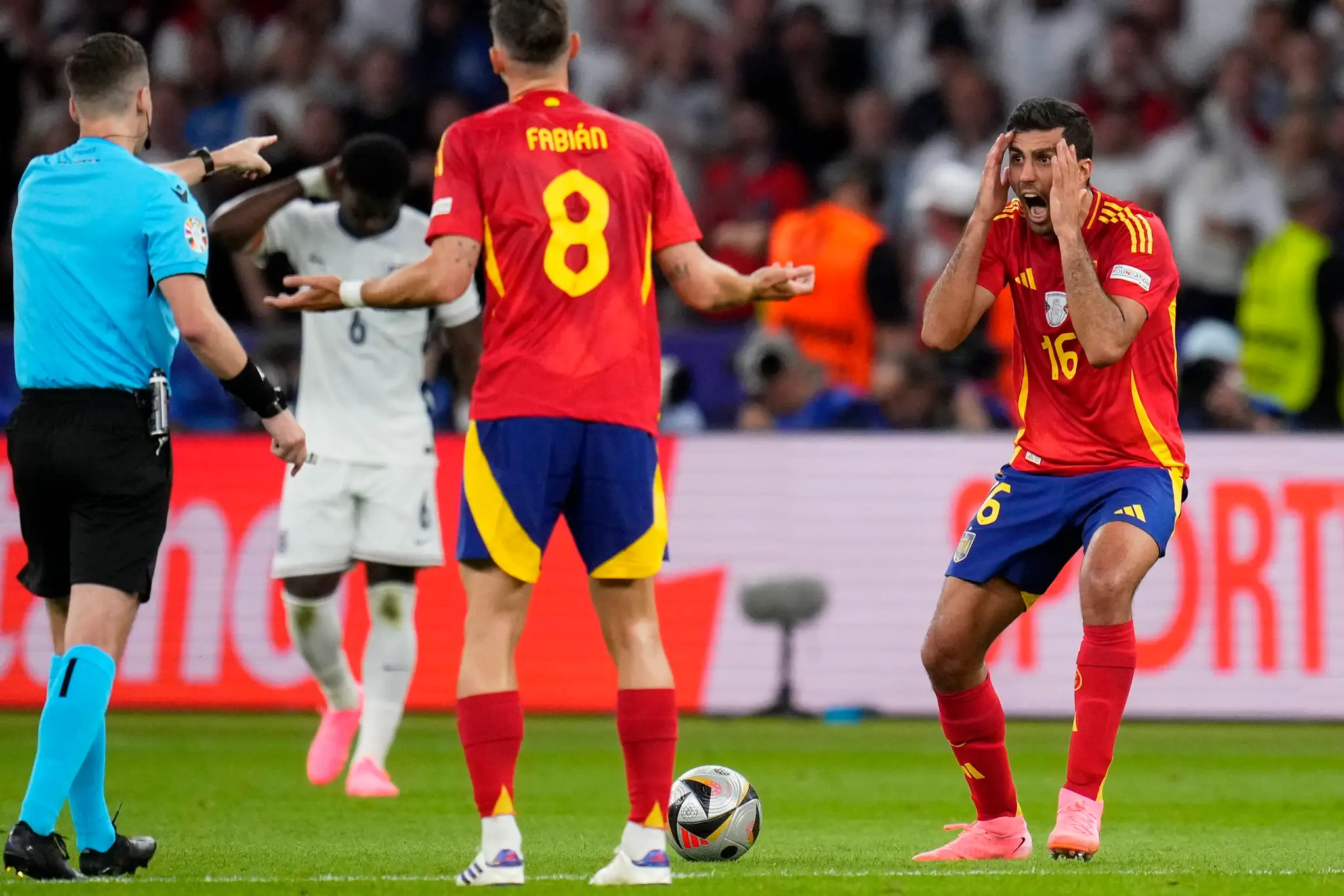 Španiel Rodri (vpravo) reaguje vo finále ME 2024 proti Anglicku.
