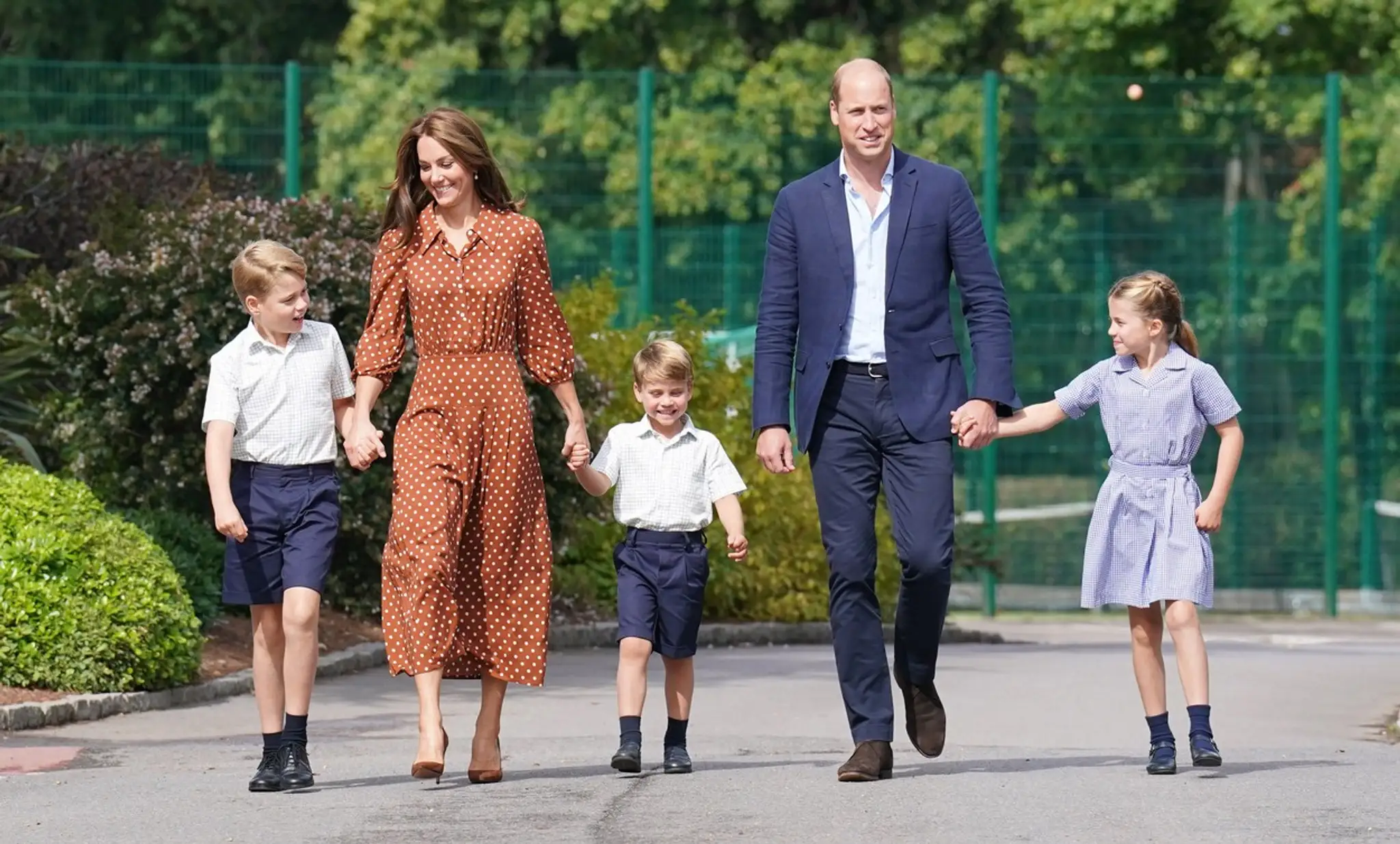 Princ George, princezná Charlotte a princ Louis v spoločnosti svojich rodičov.