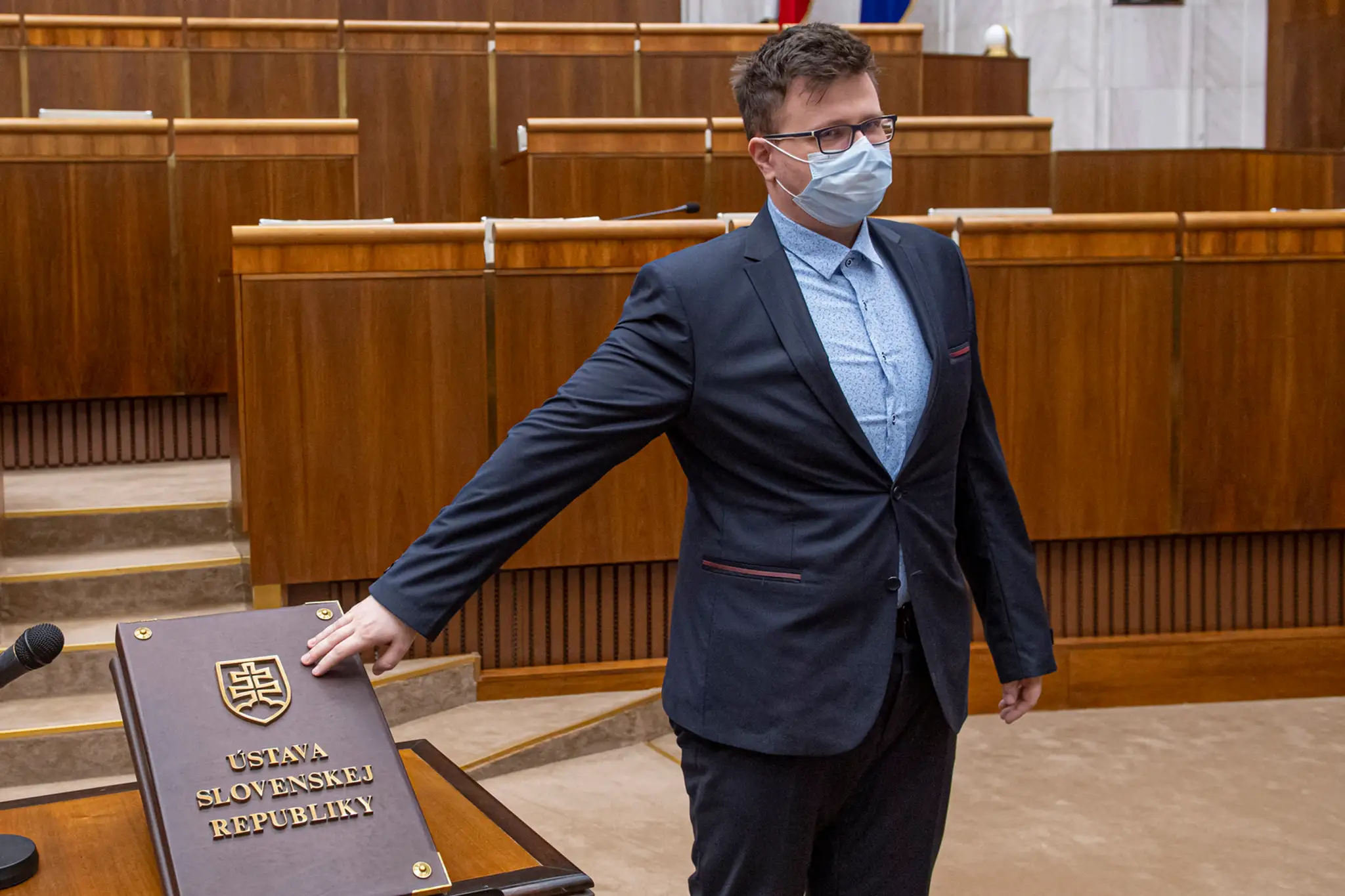 Jozef Bubnár (OĽaNO) skladá poslanecký sľub.