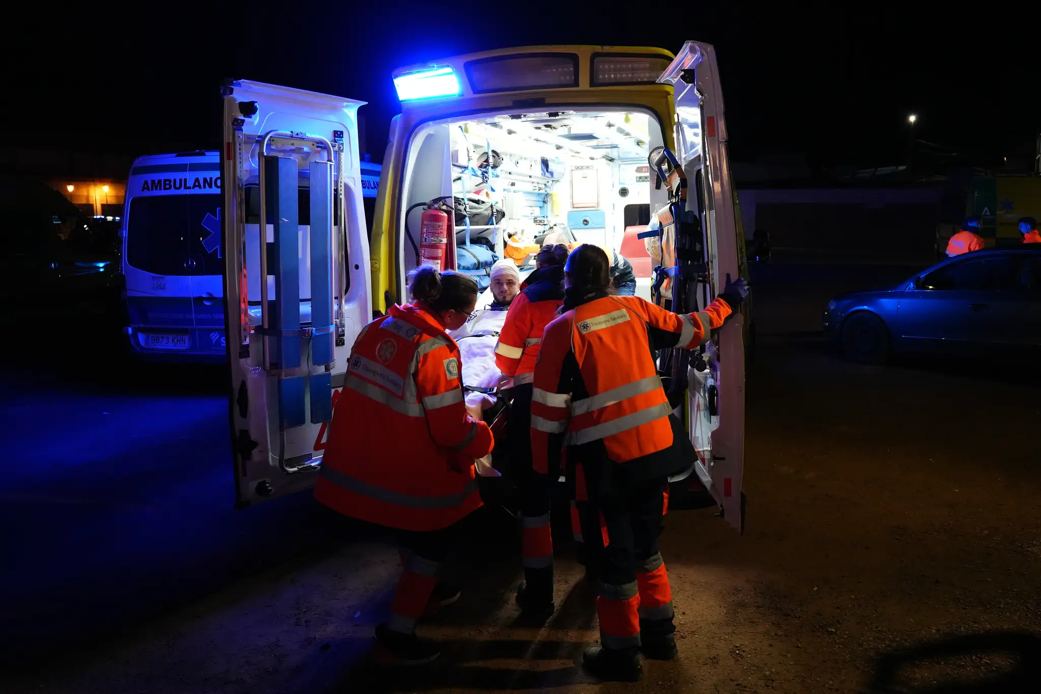 Zranenú osobu nakladajú do sanitky v španielskom meste Adamuz po tom, čo sa vysokorýchlostný vlak vykoľajil a zrazil sa s iným vlakom.