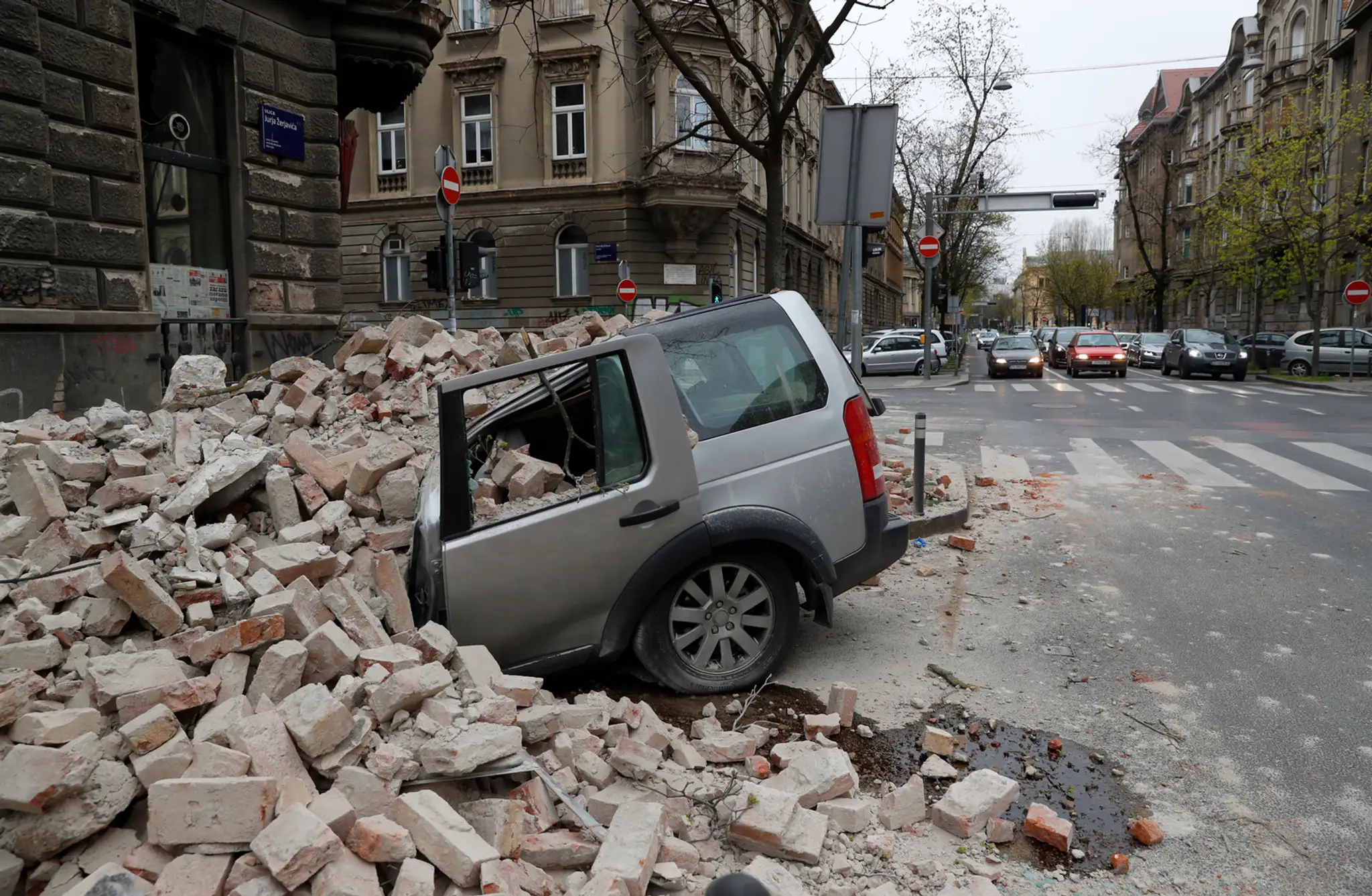 Zdemolované auto po zemetrasení v Chorvátsku.