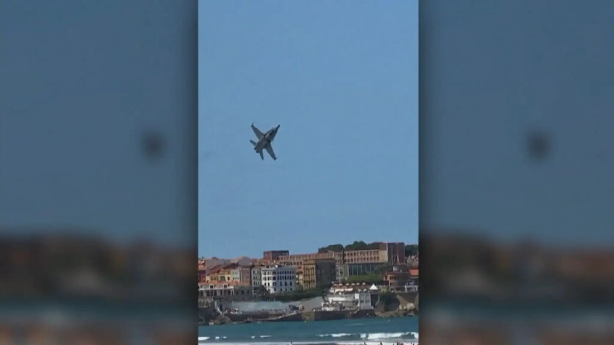 Pilot stíhačky musel riskantne manévrovať, aby sa vyhol vtákom