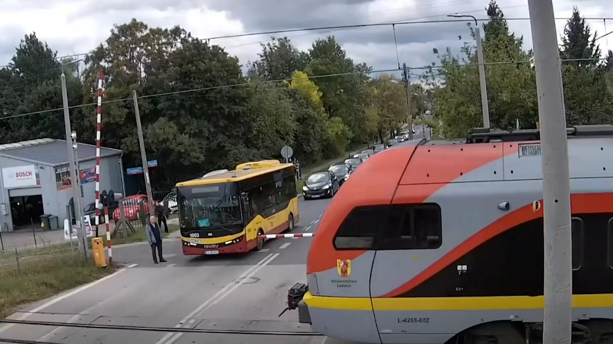 Autobus uviazol medzi závorami