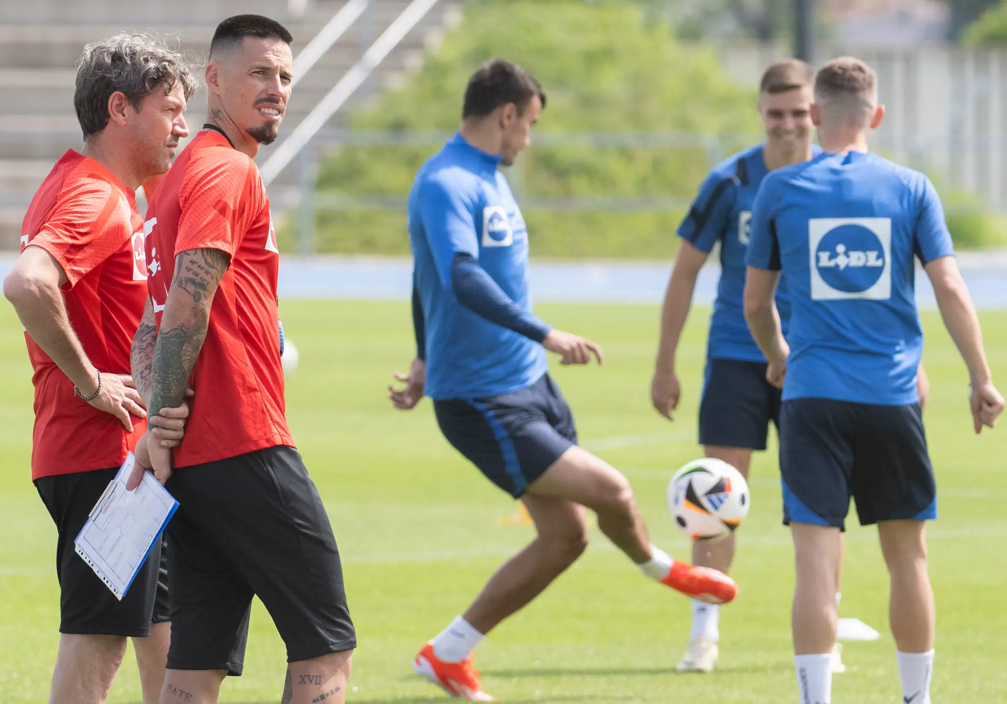 Zľava technický manažér tímu Giovanni Paolo de Matteis a asistent trénera Marek Hamšík počas tréningového kempu slovenskej futbalovej reprezentácie pred ME 2024.