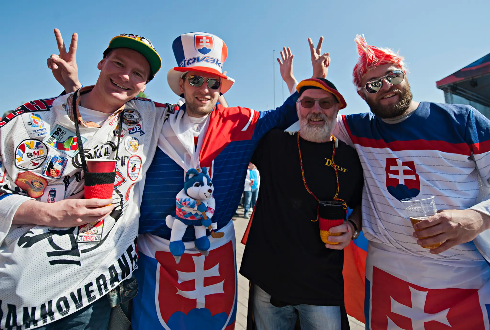 Veselí fanúšikovia pred zápasom Slovensko-Nemecko.