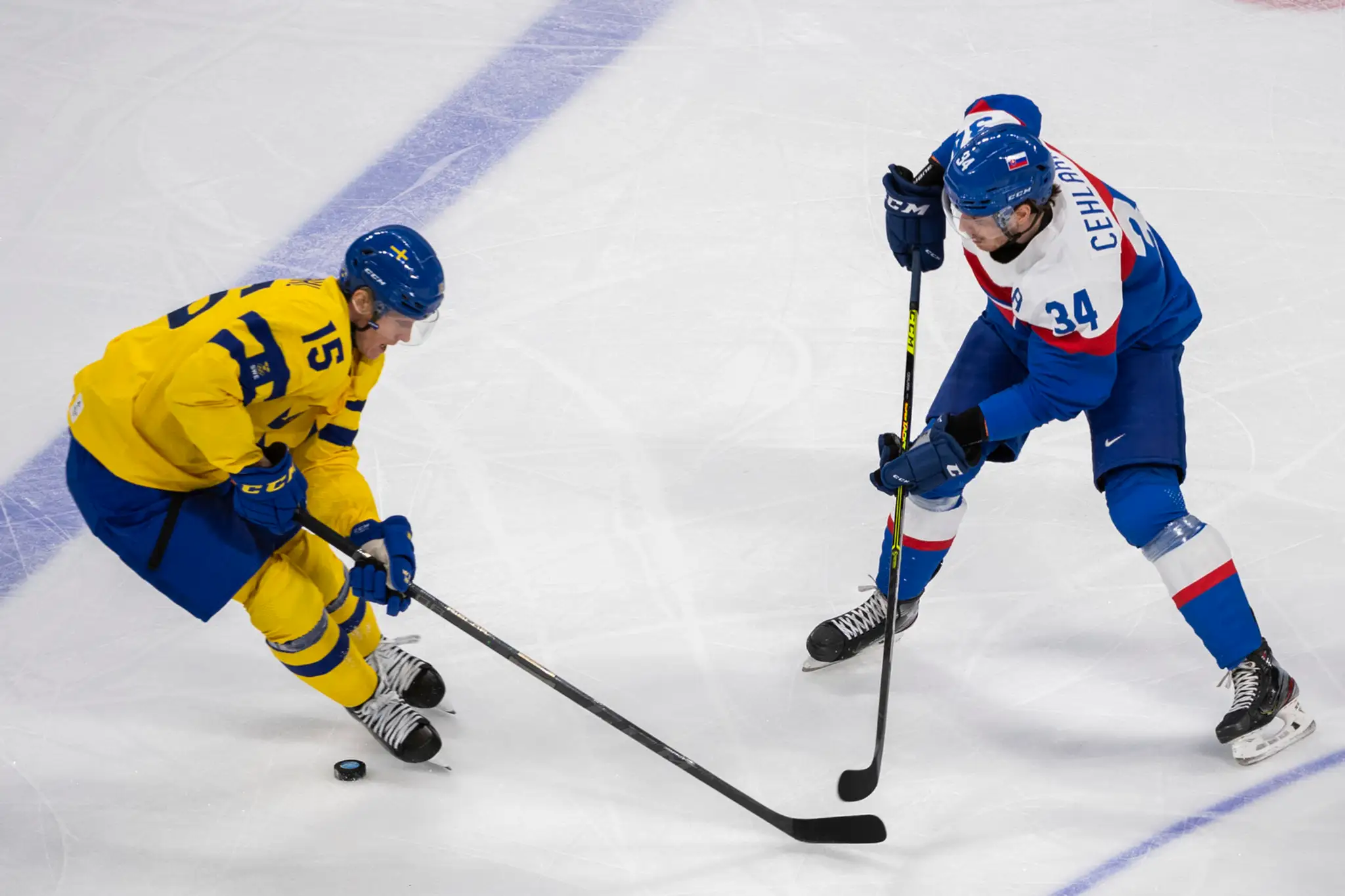 Zľava hráč Švédska Gustav Rydahl a Peter Cehlárik v zápase na ZOH 2022.