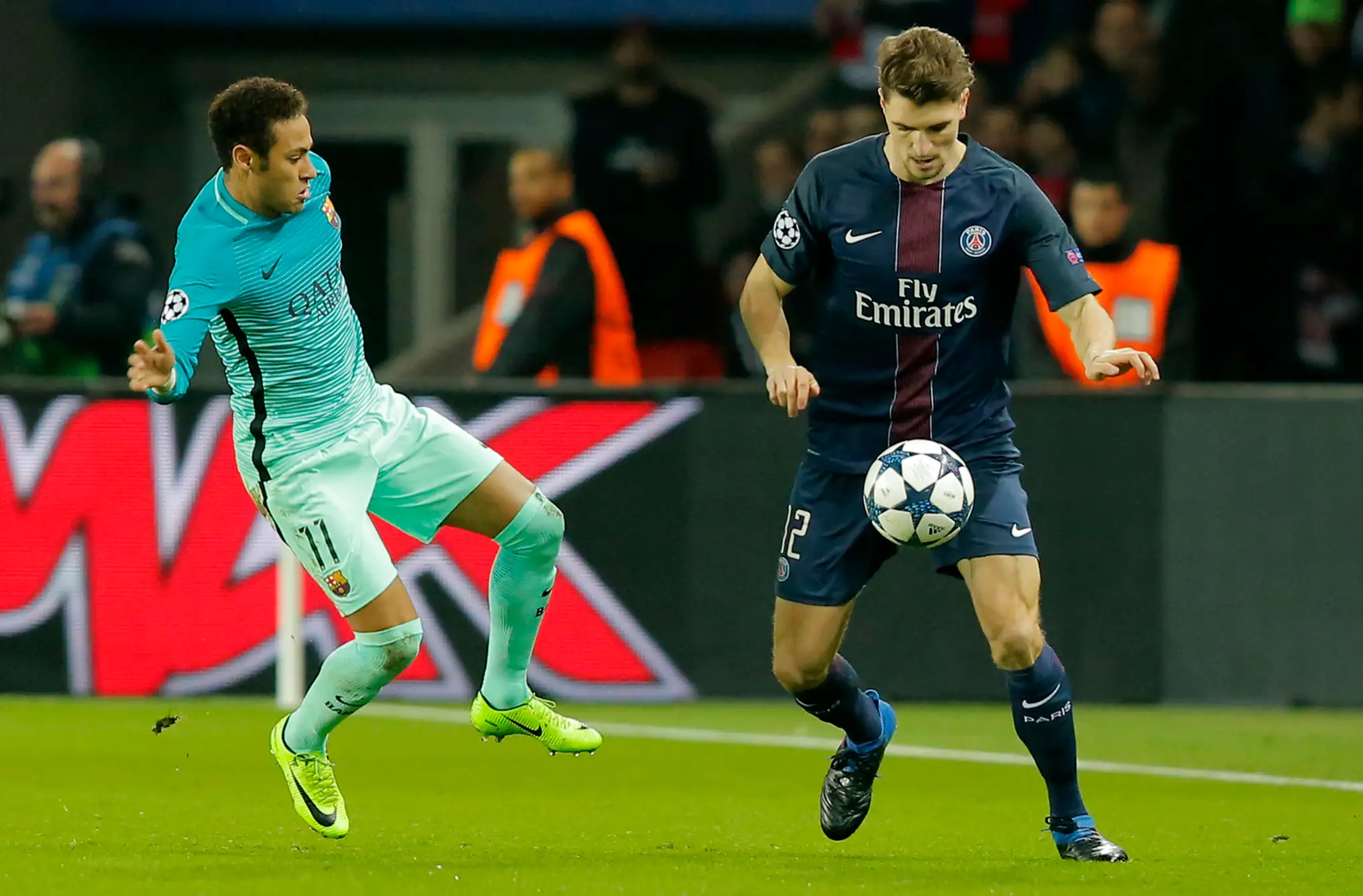 Thomas Meunier (vpravo) z PSG sa snaží zbaviť Neymara z Barcelony v dueli LM.