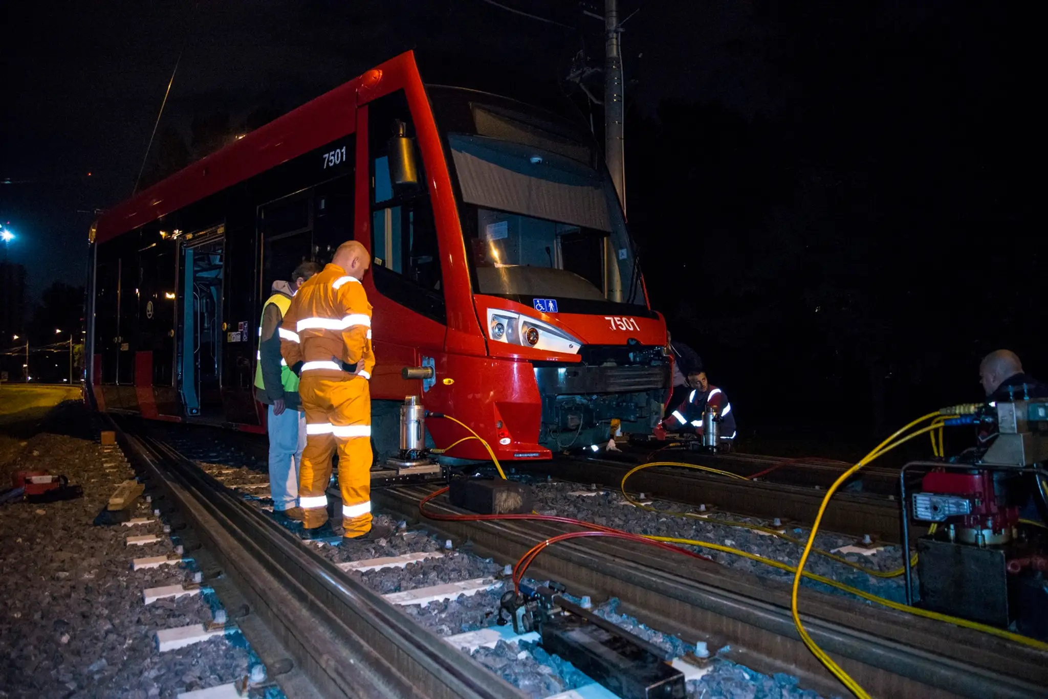 V Petržalke sa vykoľajila električka