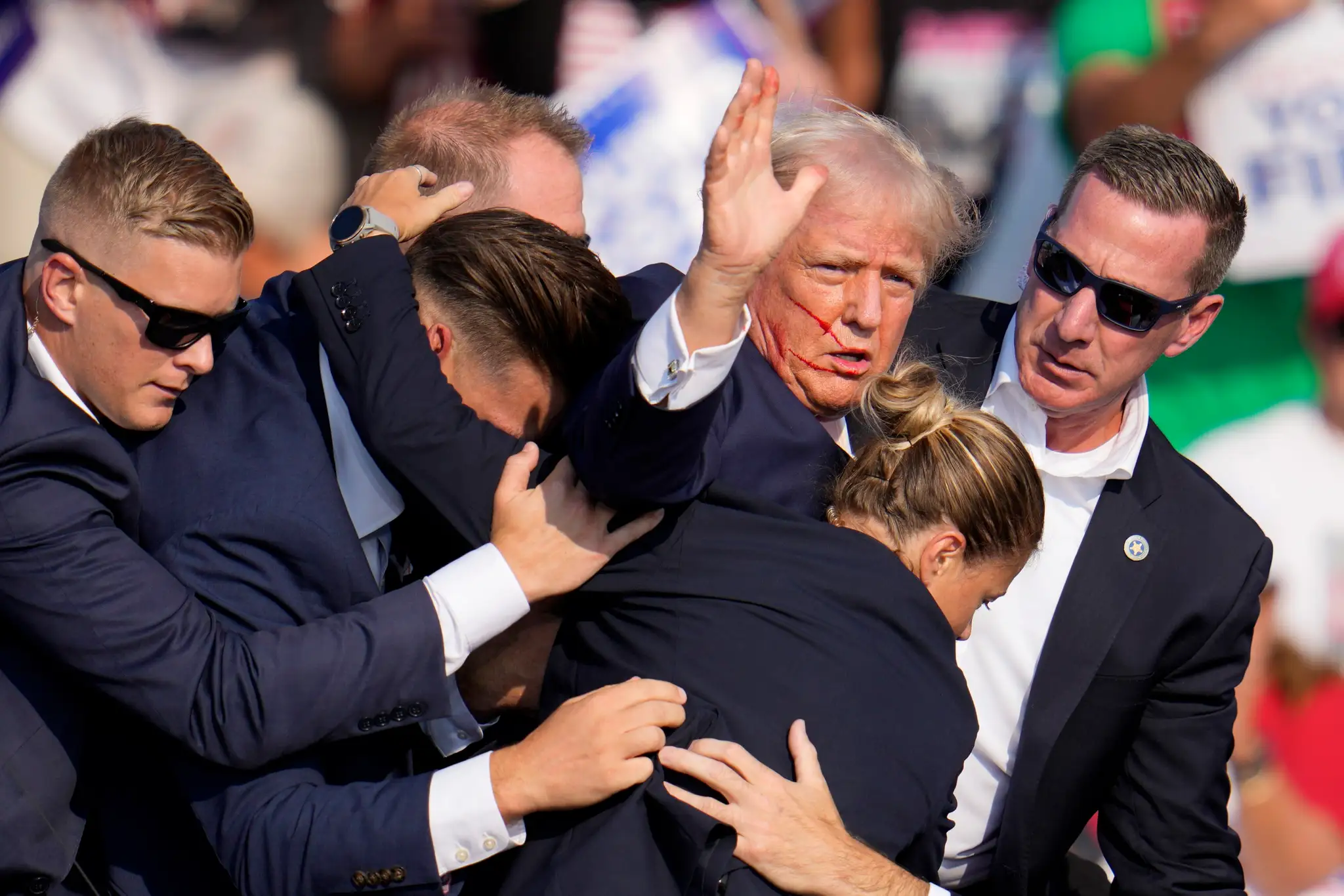 Donald Trump po tom, ako ho zasiahla guľka.