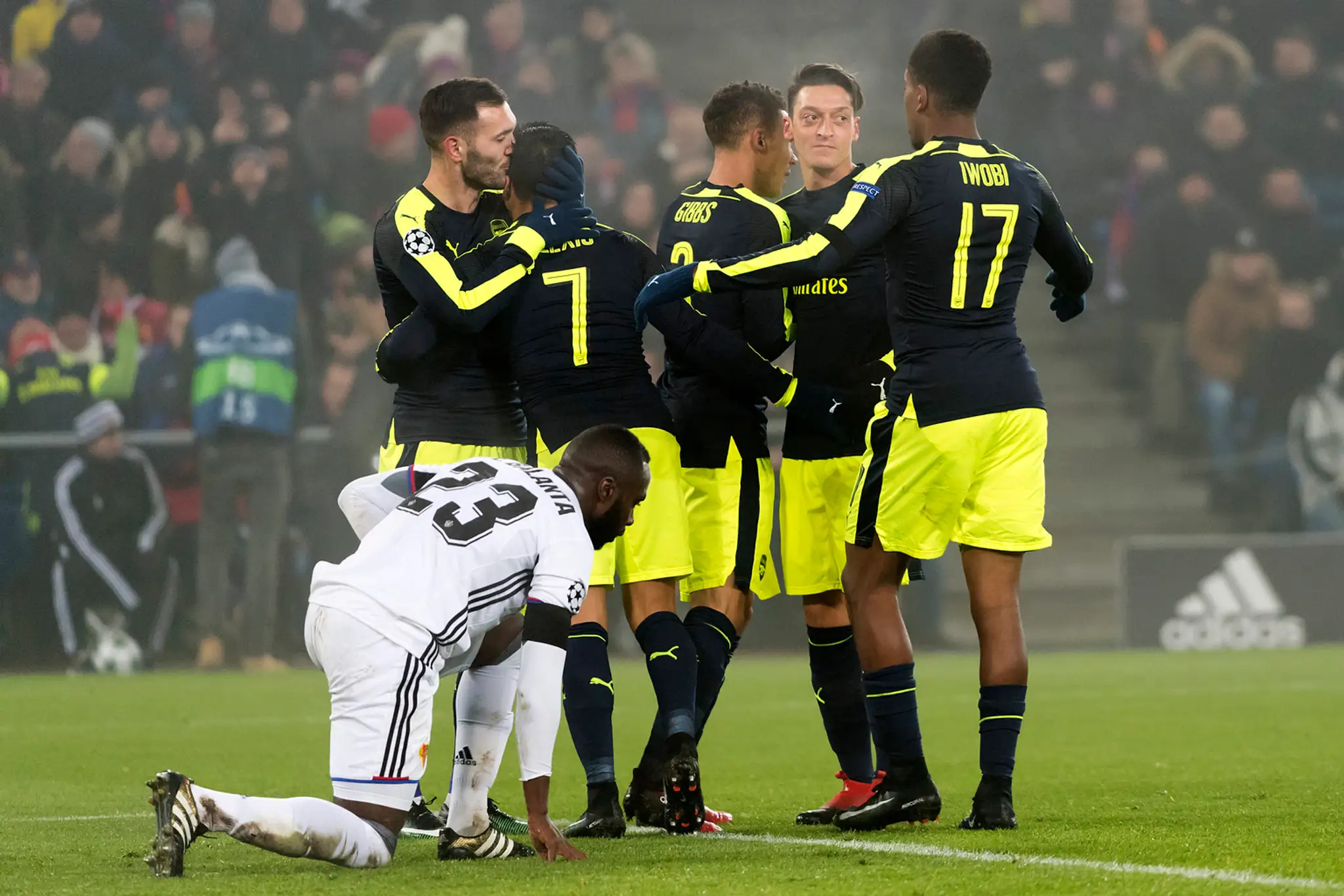 Radosť hráčov Arsenalu po góle do siete FC Bazilej v dueli LM.