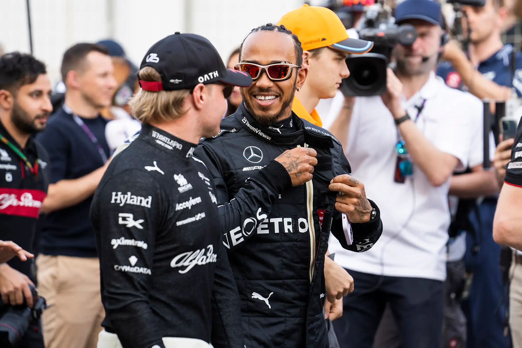 Bývalí tímoví kolegovia Hamilton a Bottas, za nimi nováčik Piastri