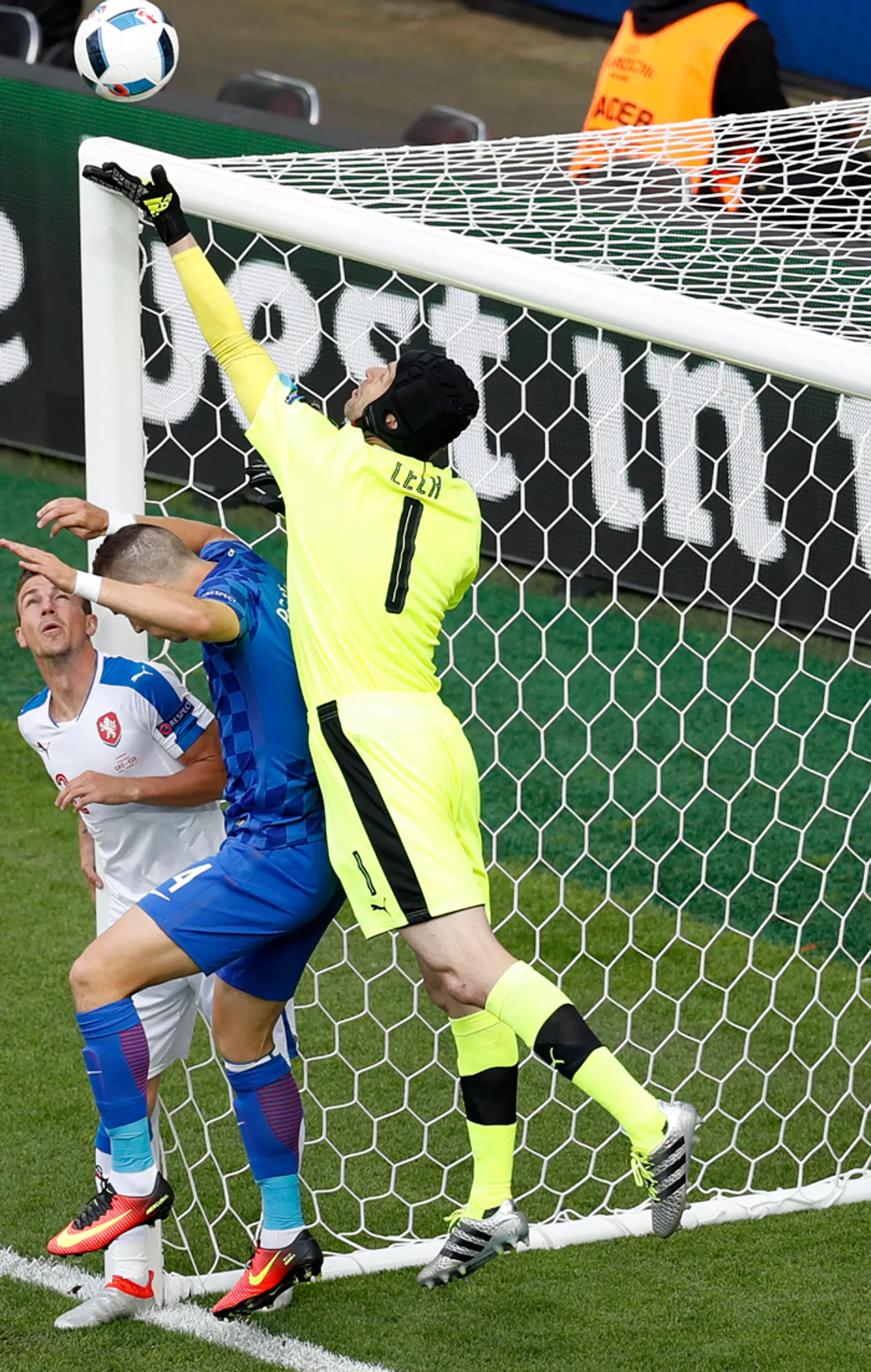 Český brankár Petr Čech v akcii v zápase ME proti Chorvátsku.