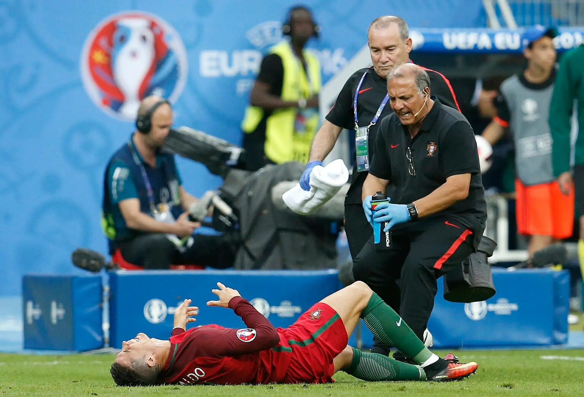 Cristiano Ronaldo leží zranený na trávniku vo finále ME 2016 Portugalsko - Francúzsko