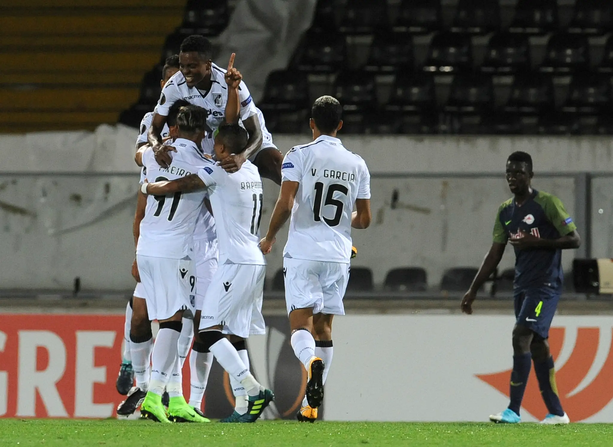 Hráči Vitórie Guimaraes jasajú po góle v sieti Salzburgu v zápase EL.